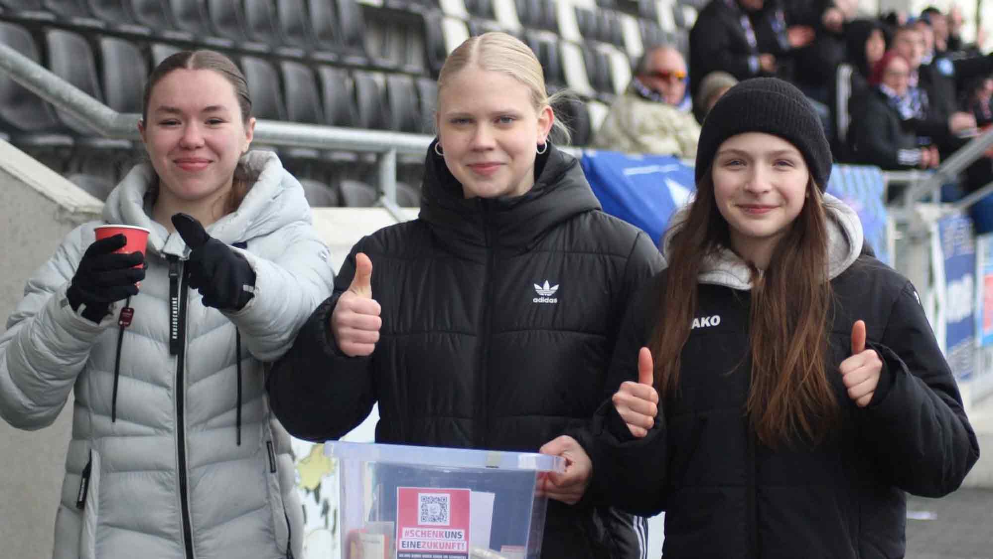 FC Gütersloh News: FSV Gütersloh Spielerinnen sammeln Spenden beim FCG Heimspiel gegen SC Paderborn II FC Gütersloh News: FSV Gütersloh Spielerinnen sammeln Spenden beim FCG Heimspiel gegen SC Paderborn II