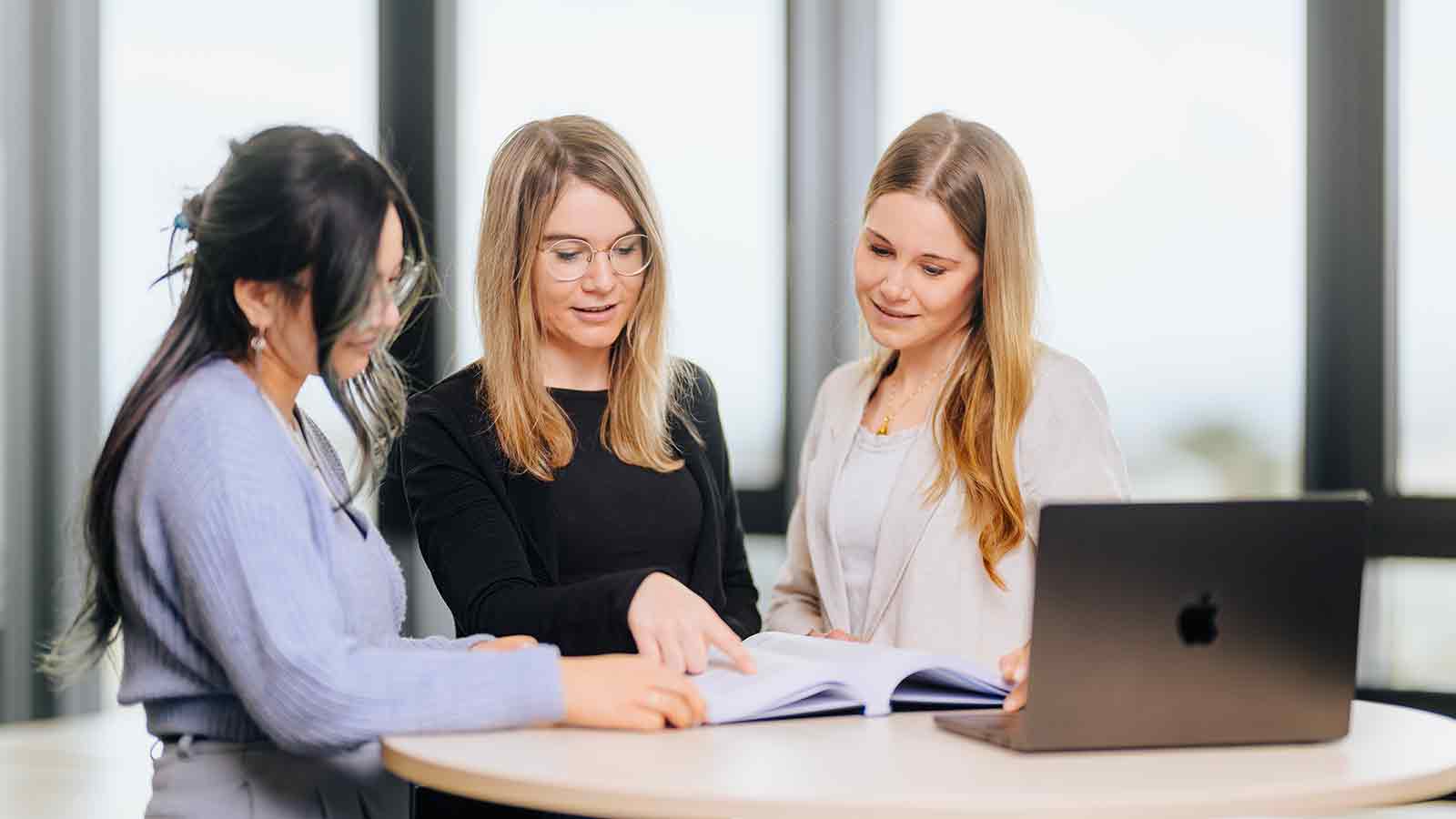 »Wir haben es mit einer grundsätzlichen Infragestellung von Wissenschaft zu tun«: Interview zum Internationalen Frauentag 2025 »Wir haben es mit einer grundsätzlichen Infragestellung von Wissenschaft zu tun«: Interview zum Internationalen Frauentag 2025
