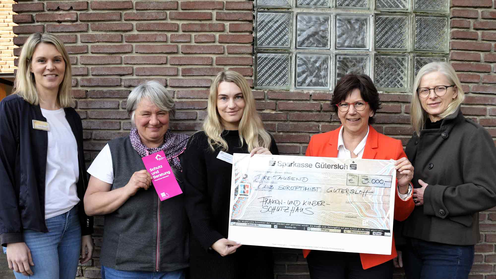 Spende der Gütersloher Soroptimistinnen: 3.000 Euro für das Frauenhaus und Kinderschutzhaus Spende der Gütersloher Soroptimistinnen: 3.000 Euro für das Frauenhaus und Kinderschutzhaus