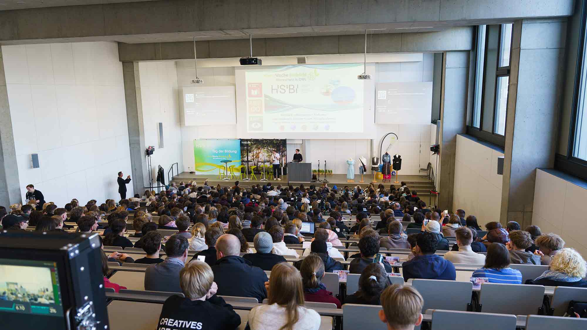 &raquo;Tag der Bildung&laquo; in der HSBI: Annähernd 2.000 Schüler aus ganz OWL diskutierten Auswirkungen der Modeindustrie auf Klima und Menschenrechte