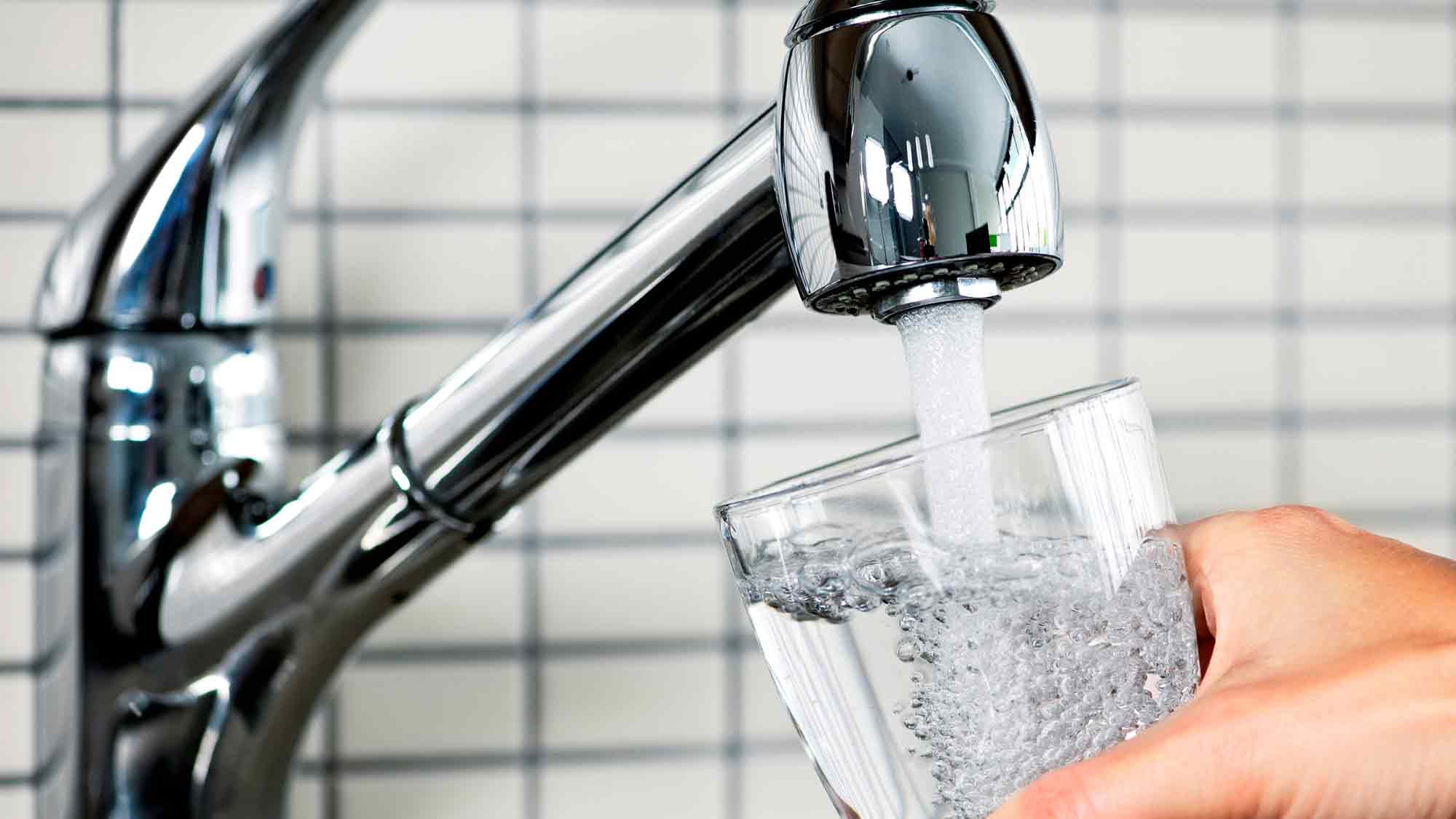 Verbraucherzentrale NRW: Irrtümer über Leitungswasser, Mythen und Missverständnisse über das Wasser aus dem Hahn Verbraucherzentrale NRW: Irrtümer über Leitungswasser, Mythen und Missverständnisse über das Wasser aus dem Hahn