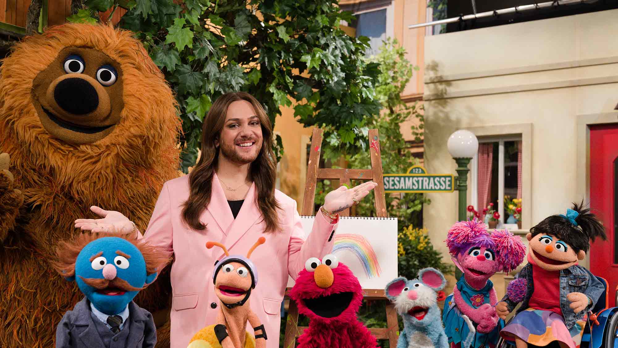 NDR dreht neue Folgen für die Sesamstraße: Ernie, Bert & Co. treffen auf Riccardo Simonetti und Siegfried & Joy NDR dreht neue Folgen für die Sesamstraße: Ernie, Bert & Co. treffen auf Riccardo Simonetti und Siegfried & Joy