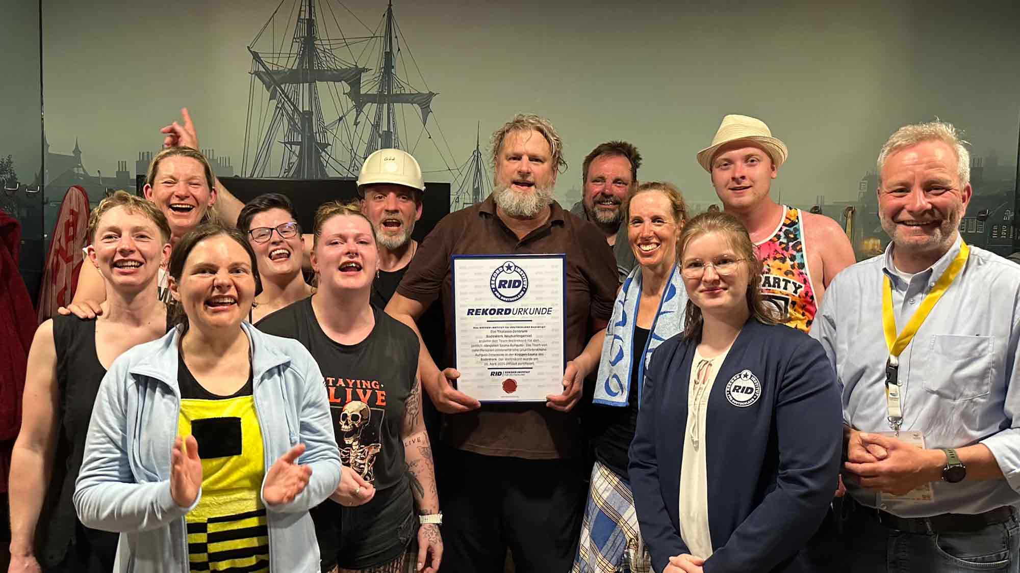 Schwitzen für den Weltrekord – das Team vom »BadeWerk Neuharlingersiel« zelebriert längsten Sauna Aufguss Schwitzen für den Weltrekord – das Team vom »BadeWerk Neuharlingersiel« zelebriert längsten Sauna Aufguss
