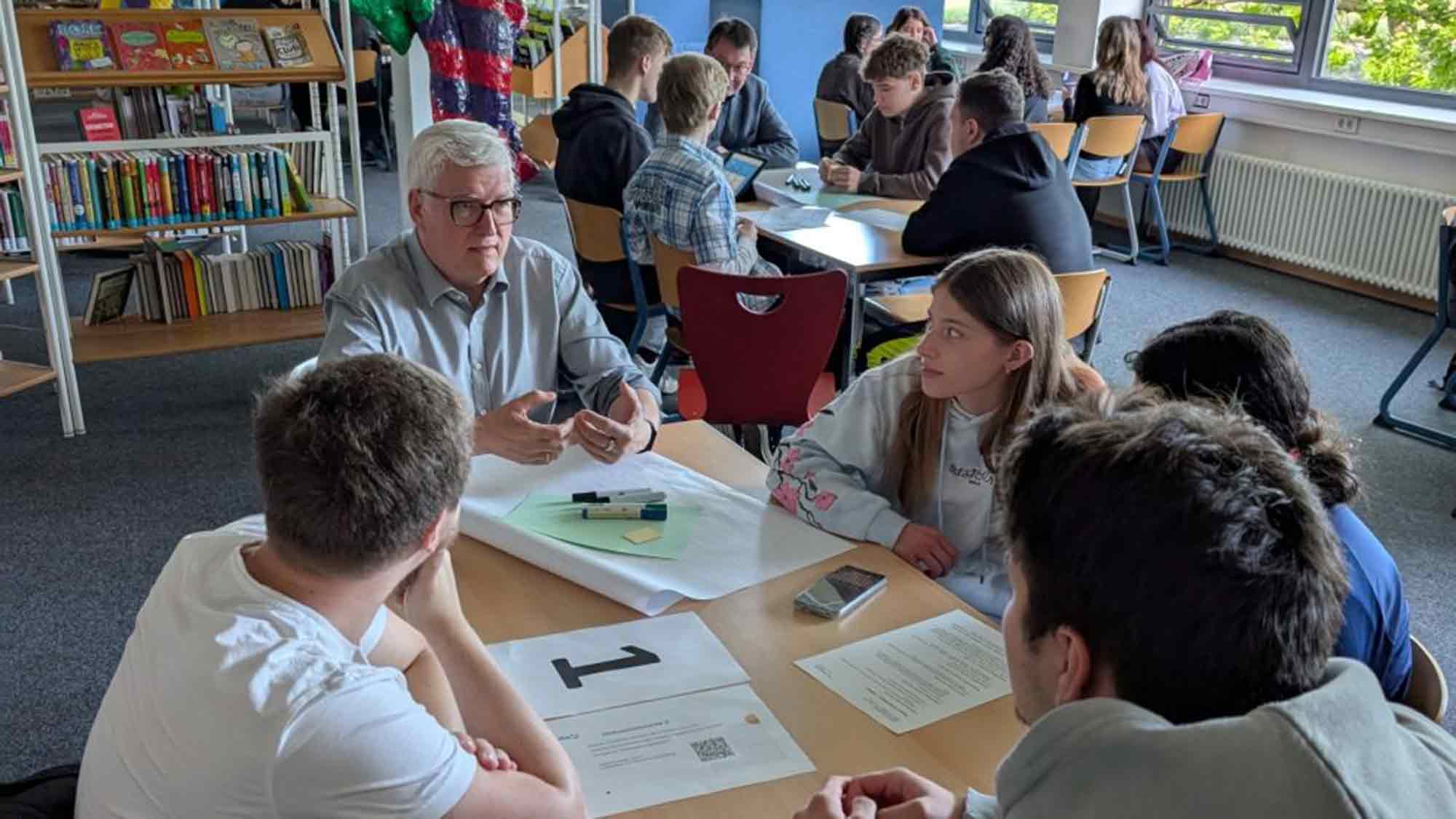 Europadialog an der Anne Frank Schule Gütersloh: Jugendliche diskutieren mit Politikern über die Zukunft Europas