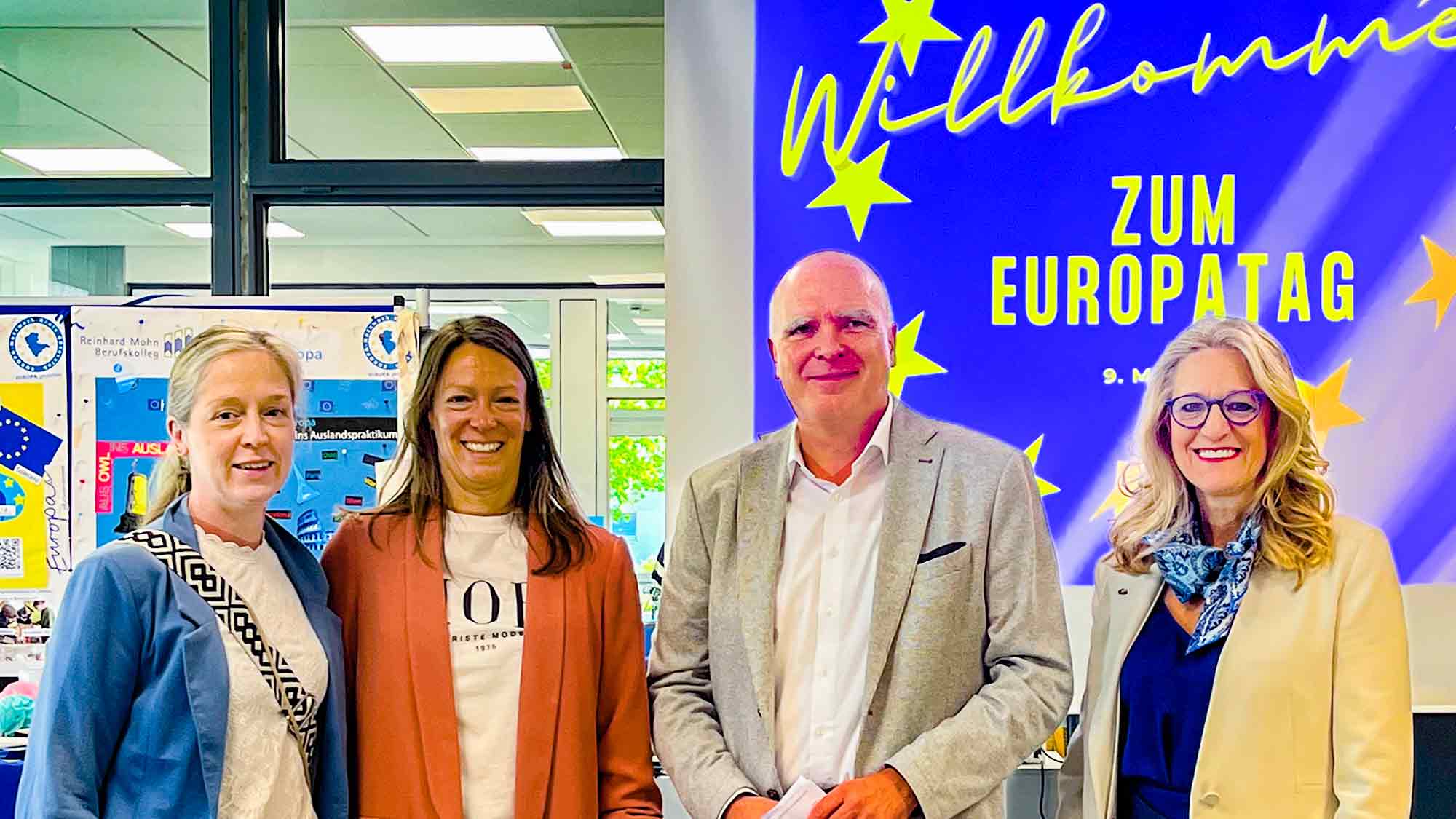 Europatag am Reinhard Mohn Berufskolleg Gütersloh: &raquo;Die EU und Ich&laquo; – kreative Ausstellung zeigt persönliche Perspektiven