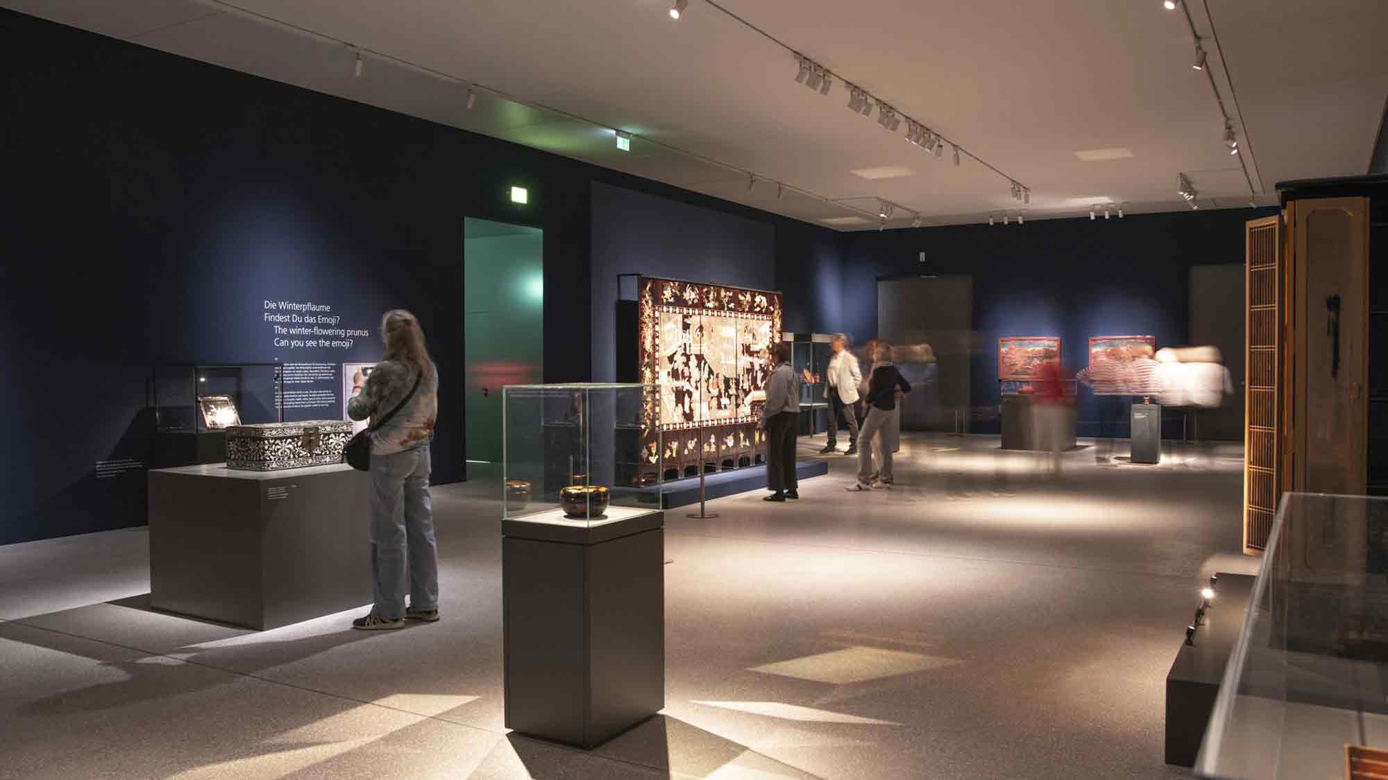 Eine Welt voller Lack, Kuratorinnentour zur Ausstellung »Faszination Lack« im LWL Museum für Kunst und Kultur, 12. Juni 2025 Eine Welt voller Lack, Kuratorinnentour zur Ausstellung »Faszination Lack« im LWL Museum für Kunst und Kultur, 12. Juni 2025