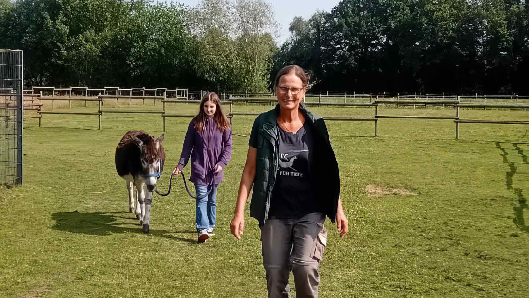 Begegnungen mit Tieren, die heilen: Kooperation zwischen dem Verein »Achtung für Tiere« und dem Haus Nordhorn schenkt Freude und Perspektive Begegnungen mit Tieren, die heilen: Kooperation zwischen dem Verein »Achtung für Tiere« und dem Haus Nordhorn schenkt Freude und Perspektive
