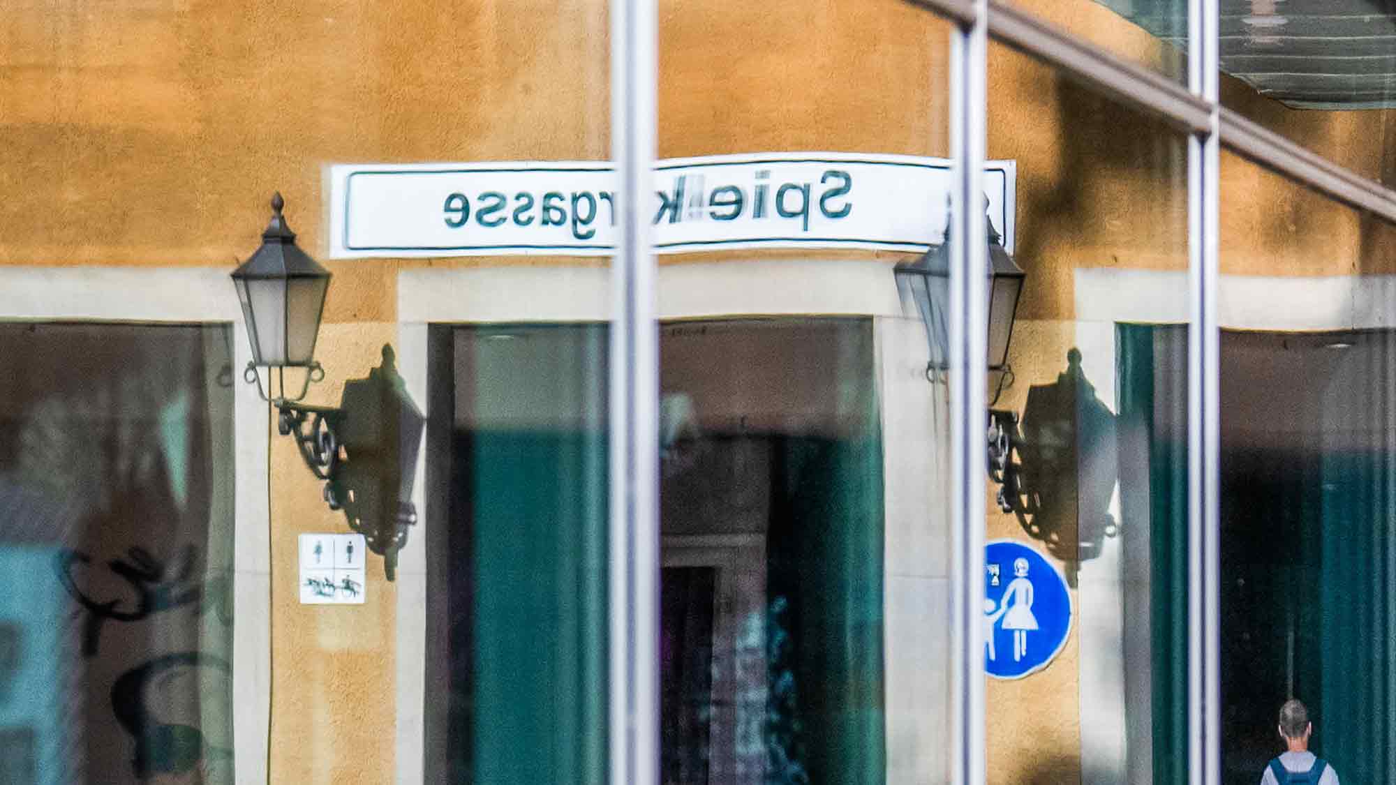 Reflexion in einem Gütersloher Schaufenster Reflexion in einem Gütersloher Schaufenster
