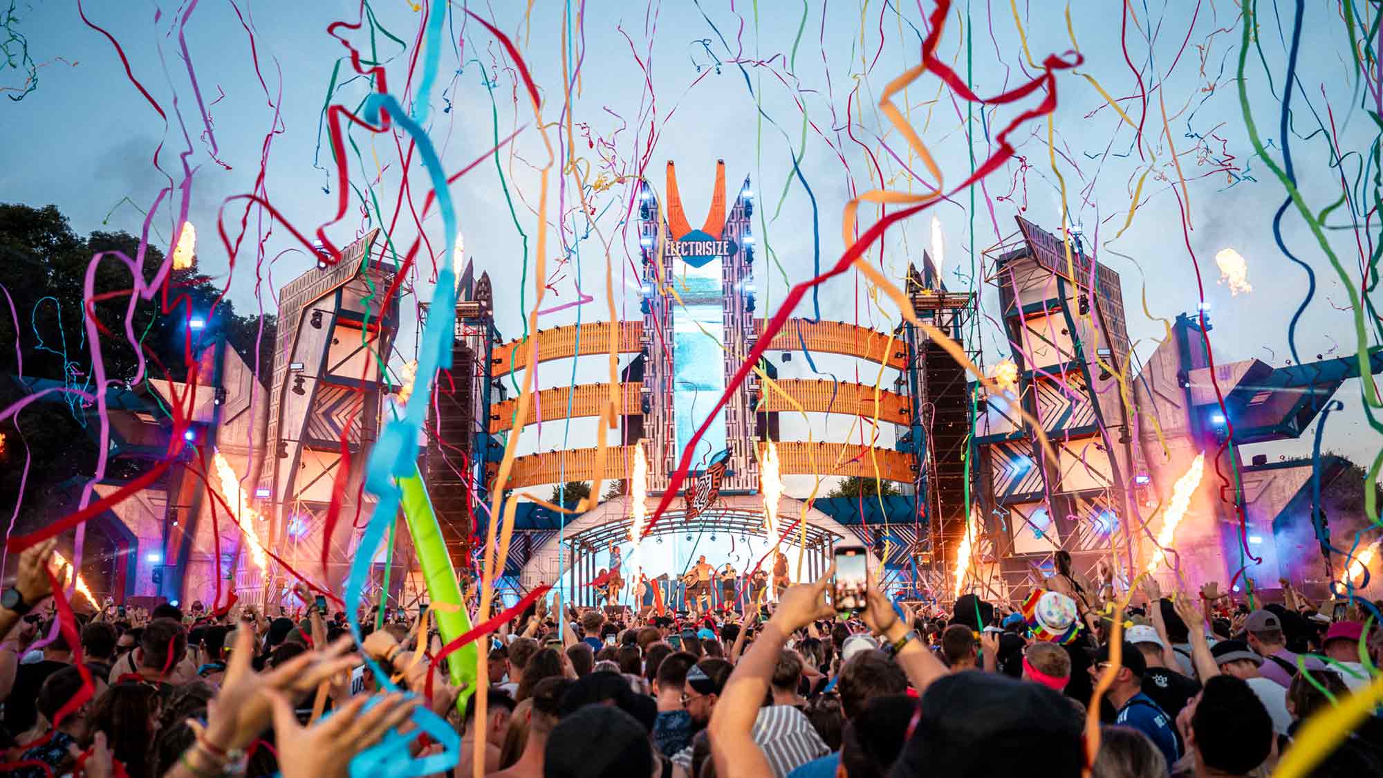 Vom Lifetime Ticket bis zur Hobby Horsing Area: Das »Electrisize Festival« in NRW präsentiert Neuheiten für 2025 Vom Lifetime Ticket bis zur Hobby Horsing Area: Das »Electrisize Festival« in NRW präsentiert Neuheiten für 2025