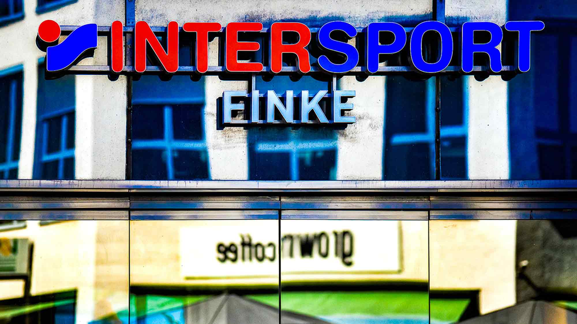 Intersport Finke, Reflexionen am Kolbeplatz Gütersloh Intersport Finke, Reflexionen am Kolbeplatz Gütersloh