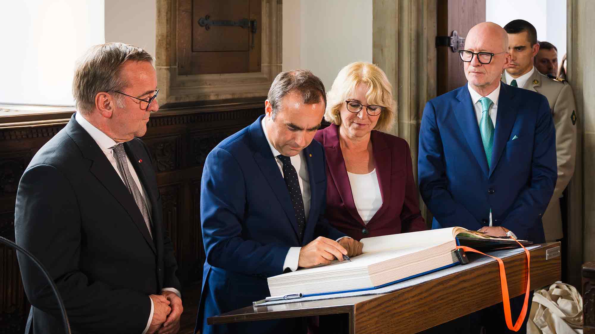 Französischer Verteidigungsminister trägt sich ins Goldene Buch der Stadt Osnabrück ein