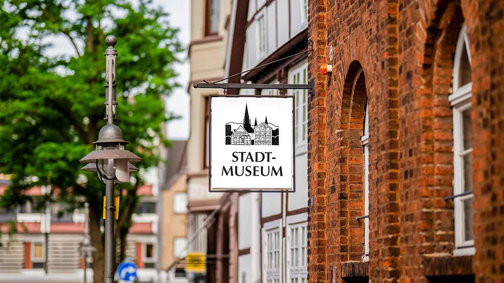 Stadtmuseum Gütersloh, im Hintergrund der ehemalige Kochlöffel Stadtmuseum Gütersloh, im Hintergrund der ehemalige Kochlöffel