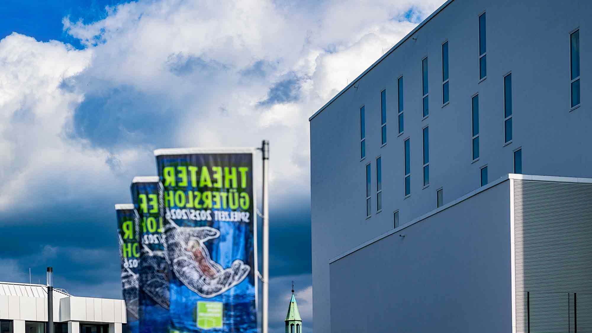 Dachreiter Evangelisch Stiftisches Gymnasium (ESG) Gütersloh, klein im Vordergrund Stadthalle Gütersloh und Theater Gütersloh Dachreiter Evangelisch Stiftisches Gymnasium (ESG) Gütersloh, klein im Vordergrund Stadthalle Gütersloh und Theater Gütersloh
