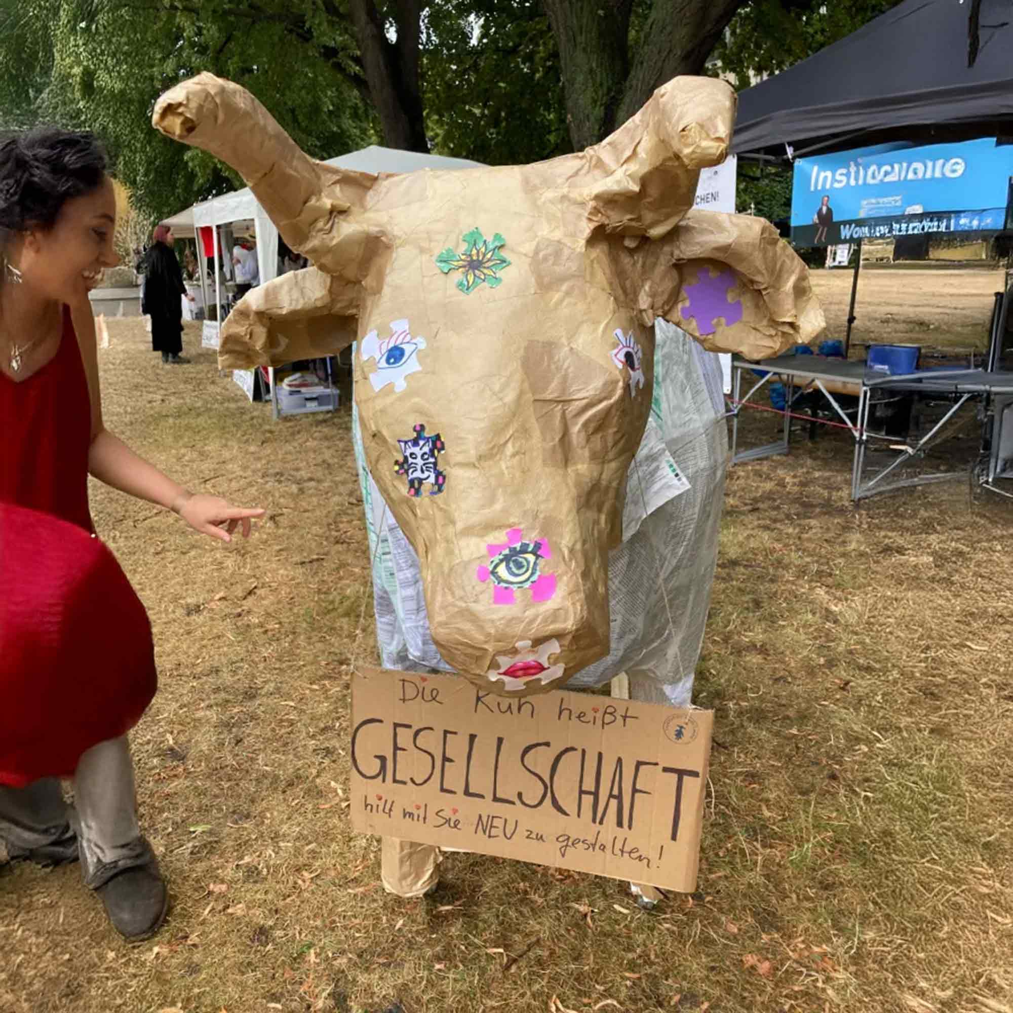 Institut für Gute Laune (IFGL): DD Künstler ist mit lebensgroßer Pappkuh in Dresden unterwegs und lädt zum Mitgestalten ein Institut für Gute Laune (IFGL): DD Künstler ist mit lebensgroßer Pappkuh in Dresden unterwegs und lädt zum Mitgestalten ein