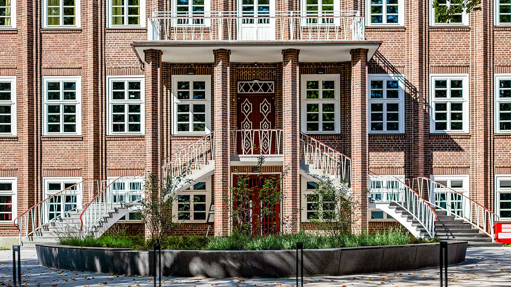 Evangelisch Stiftisches Gymnasium (ESG) Gütersloh, Grünanlage vorm Schulportal