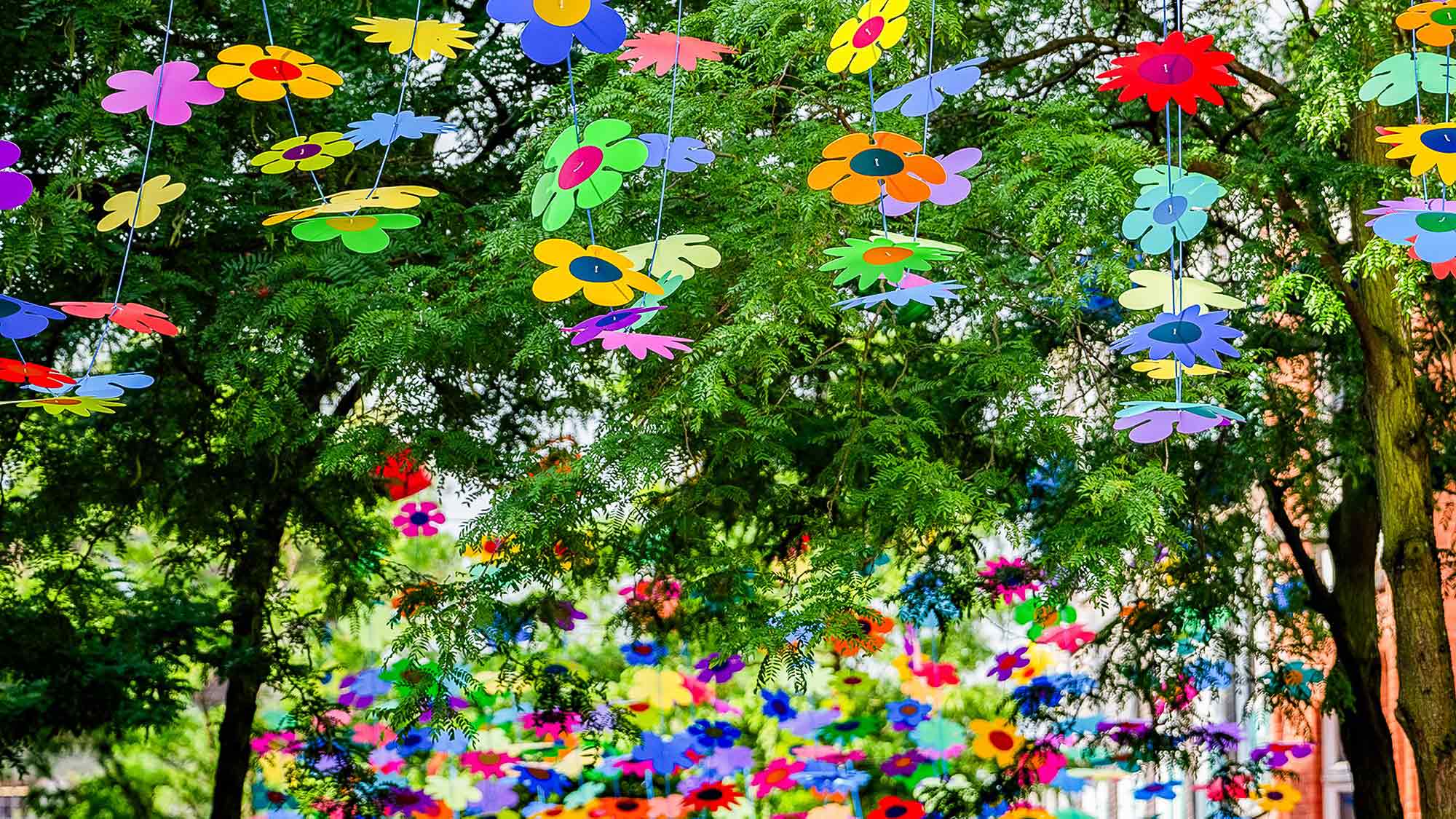 Gütersloh und die Neue Deutsche Blumenwelle &raquo;Ich seh’ den Blumenhimmel, Blumenhimmel, oh oh&laquo;Fußgängerzone Mittlere Berliner Straße