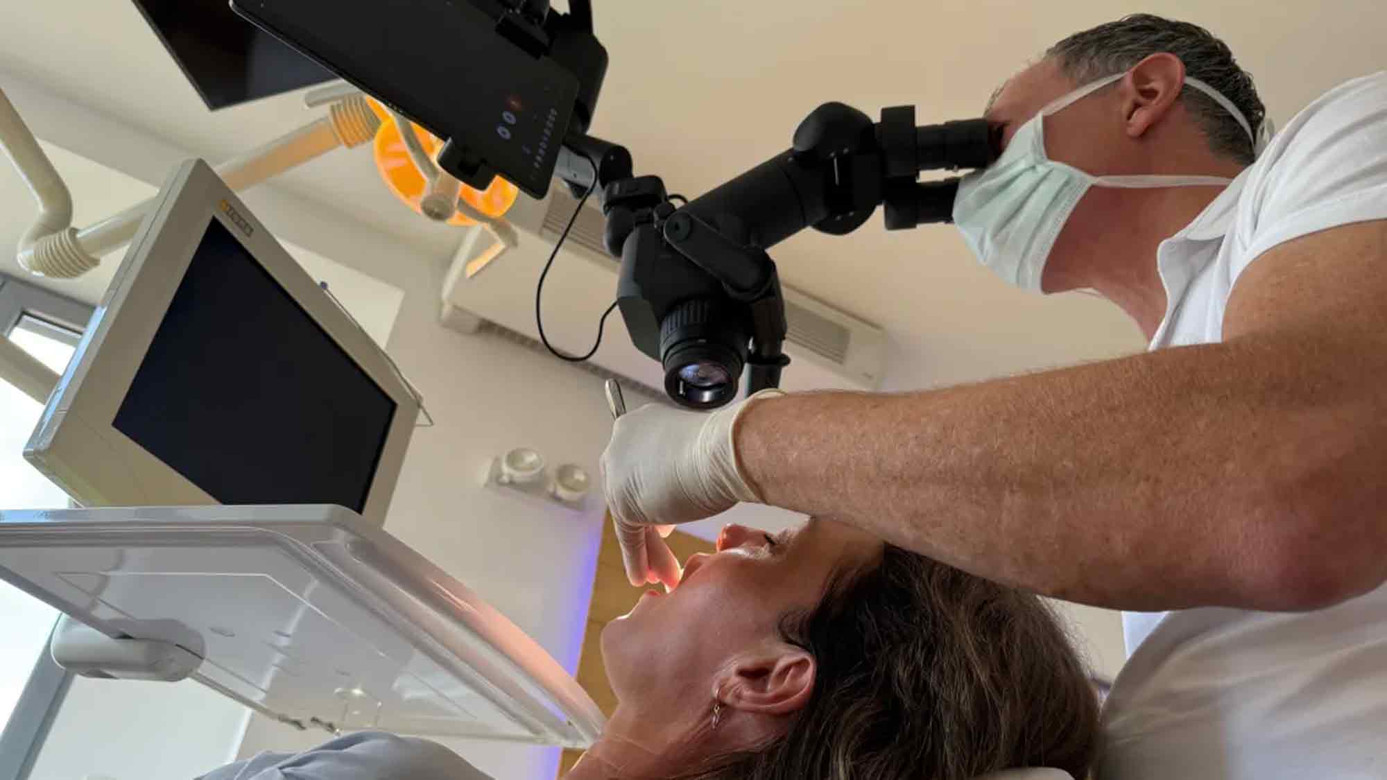 Zahnarztpraxis Dr. Friedrich Koblenz: neues Dentalmikroskop Calipso MD 500 für Präzision und Patientenkomfort Zahnarztpraxis Dr. Friedrich Koblenz: neues Dentalmikroskop Calipso MD 500 für Präzision und Patientenkomfort