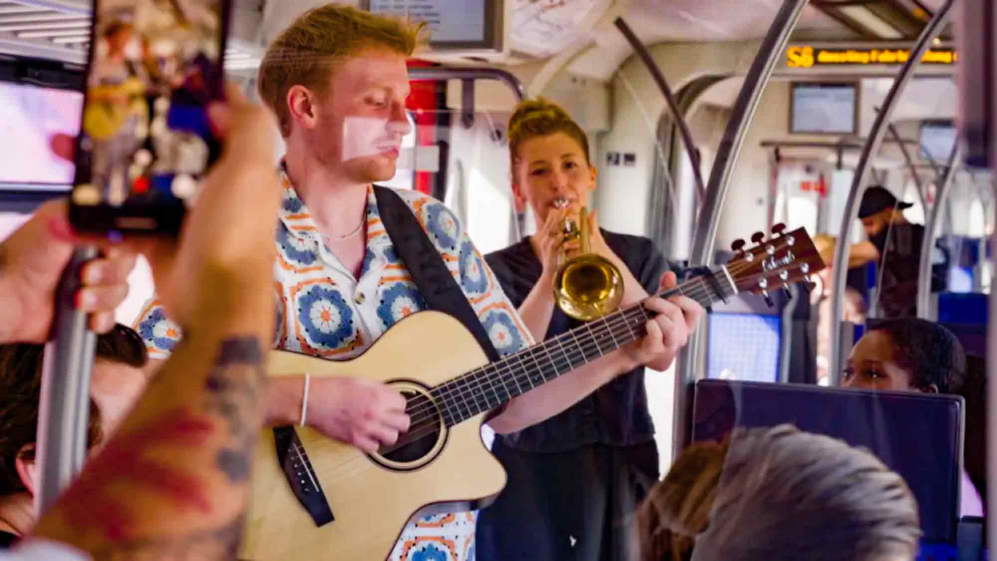 »SofaConcerts«: 30 Jahre RMV – eine musikalische Überraschung für Fahrgäste »SofaConcerts«: 30 Jahre RMV – eine musikalische Überraschung für Fahrgäste
