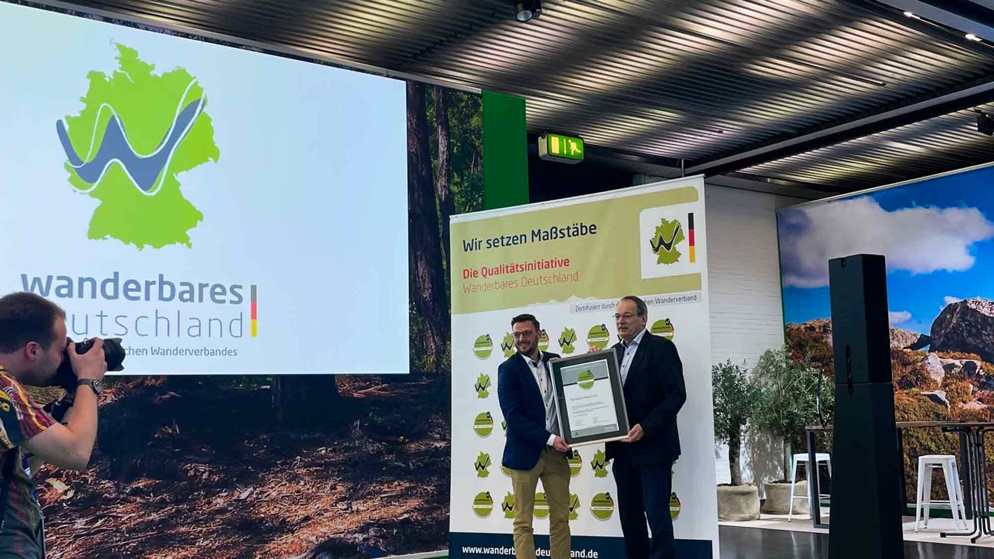 Auszeichnung für Bad Pyrmont – Urkunde des Deutschen Wanderverbandes in Düsseldorf überreicht Auszeichnung für Bad Pyrmont – Urkunde des Deutschen Wanderverbandes in Düsseldorf überreicht