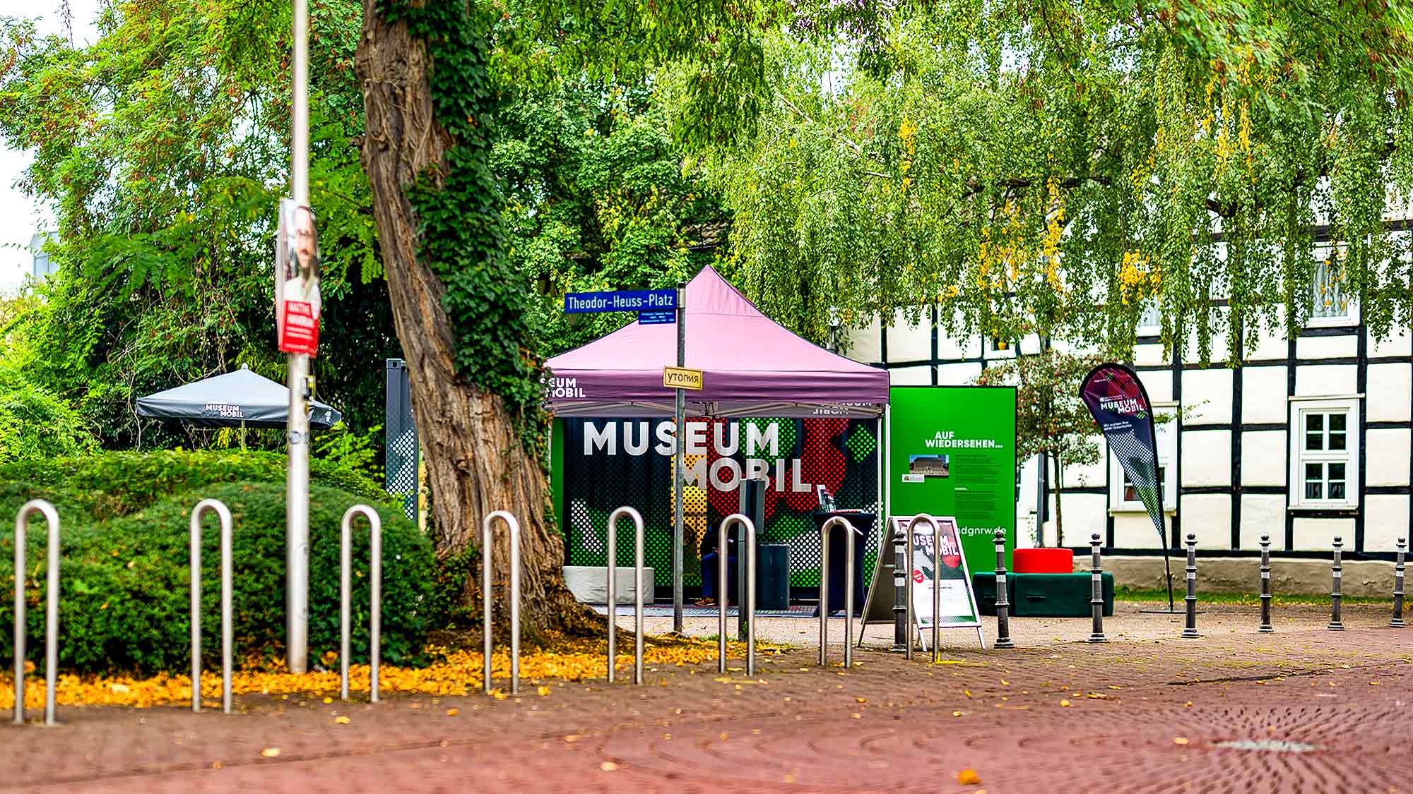 »MuseumMobil«, mobile Ausstellung des Hauses der Geschichte Nordrhein Westfalen, Theodor Heuss Platz (Stadthallenvorplatz) Gütersloh »MuseumMobil«, mobile Ausstellung des Hauses der Geschichte Nordrhein Westfalen, Theodor Heuss Platz (Stadthallenvorplatz) Gütersloh