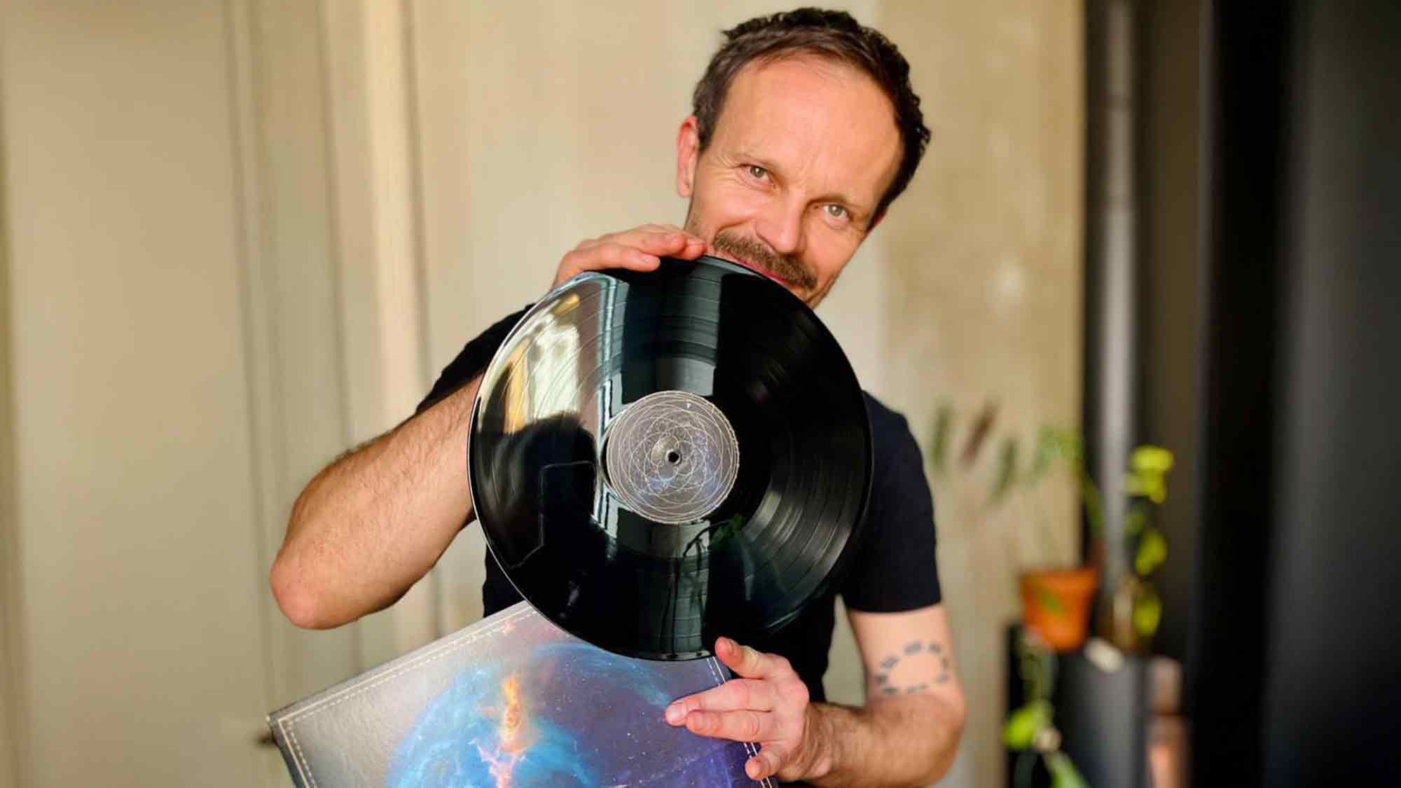 TV Bösewicht Robert Besta zeigt Gefühl und präsentiert mit seiner Indie Band »Micor« das Debüt Album »Redemption« TV Bösewicht Robert Besta zeigt Gefühl und präsentiert mit seiner Indie Band »Micor« das Debüt Album »Redemption«