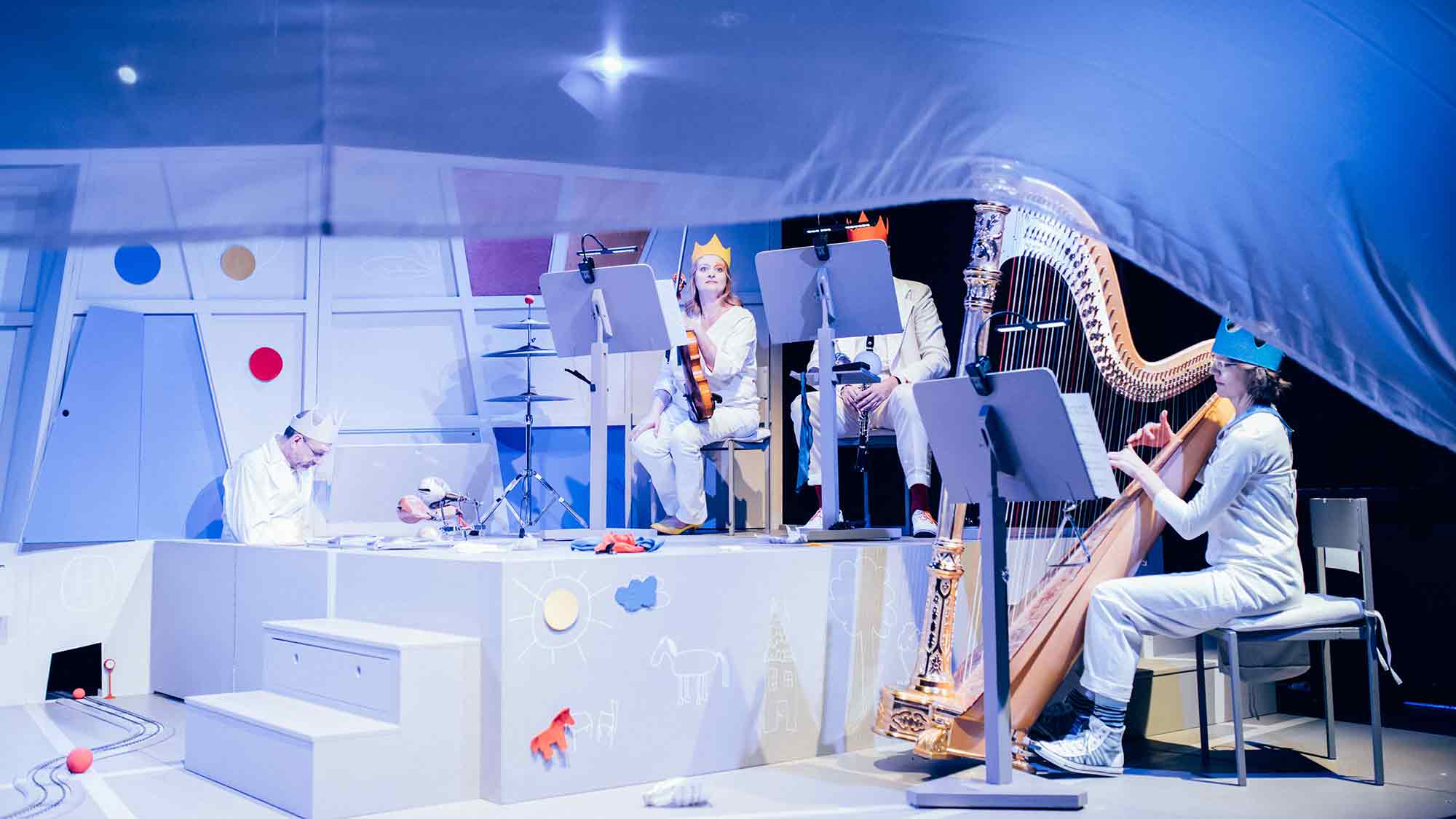 Poetisches Musiktheater für die Kleinen – Wiederaufnahme »Die Königin der Farben« am 18. Oktober 2025 in der Studiobühne des DNT Weimar Poetisches Musiktheater für die Kleinen – Wiederaufnahme »Die Königin der Farben« am 18. Oktober 2025 in der Studiobühne des DNT Weimar