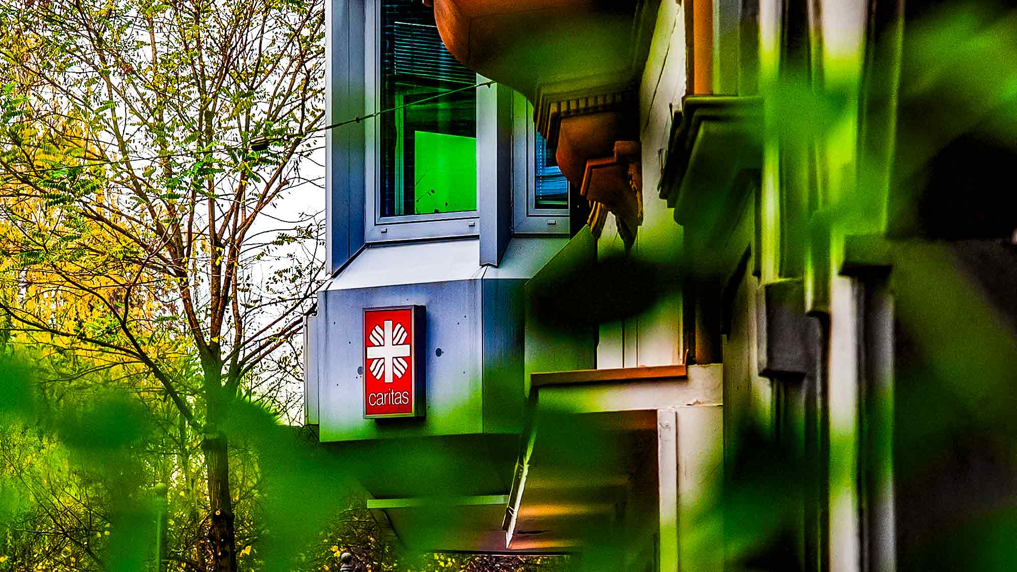 NOW Commons: Königstraße Gütersloh, Caritas Lichtwerbung