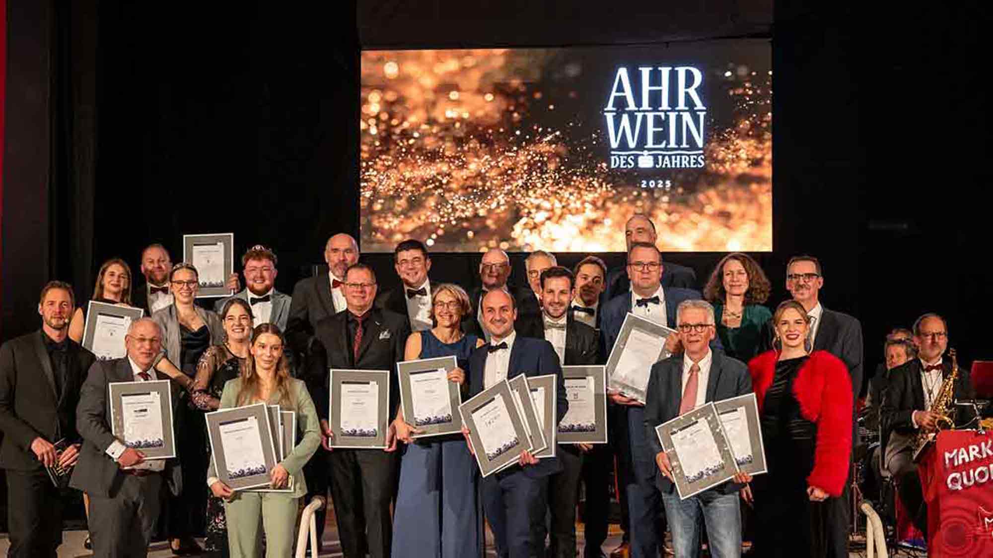Glanzvolle Galanacht kürt die Ahrweine des Jahres – Stars feiern Comeback des Glamours im Ahrtal Glanzvolle Galanacht kürt die Ahrweine des Jahres – Stars feiern Comeback des Glamours im Ahrtal