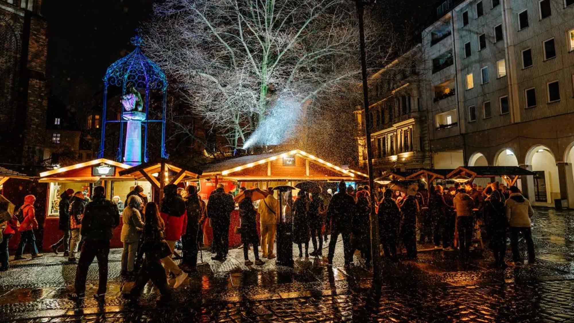 Das »Winter Film Fest« im Nikolaiviertel mit der »Feuerzangenbowle« und dem Kult Film startet am 14. November 2025 Das »Winter Film Fest« im Nikolaiviertel mit der »Feuerzangenbowle« und dem Kult Film startet am 14. November 2025