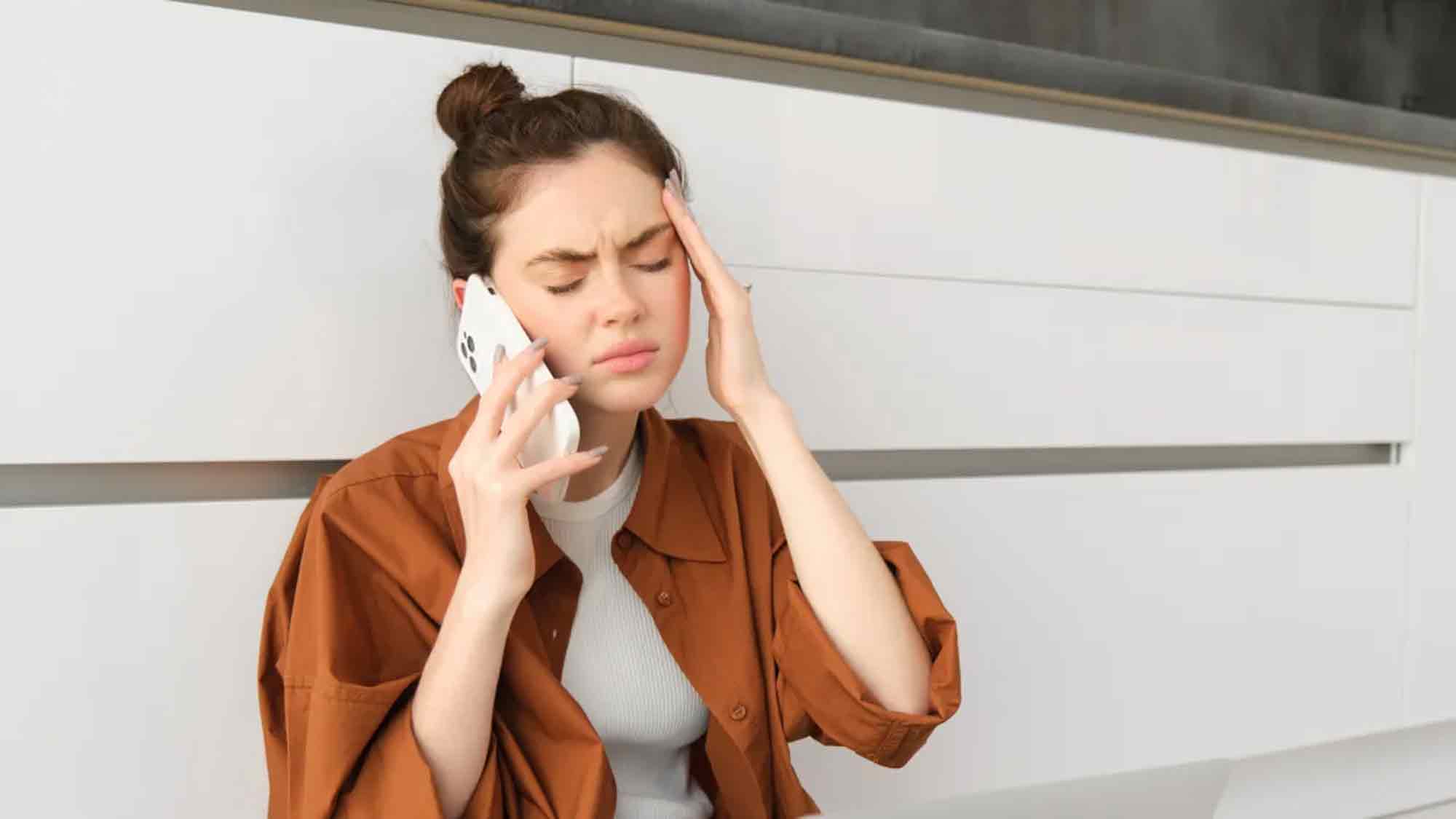 Zahnfreude Köln: Das Handy immer am Ohr – und nachts knirschen die Zähne – Social Media Stress lässt Bruxismus explodieren! Zahnfreude Köln: Das Handy immer am Ohr – und nachts knirschen die Zähne – Social Media Stress lässt Bruxismus explodieren!