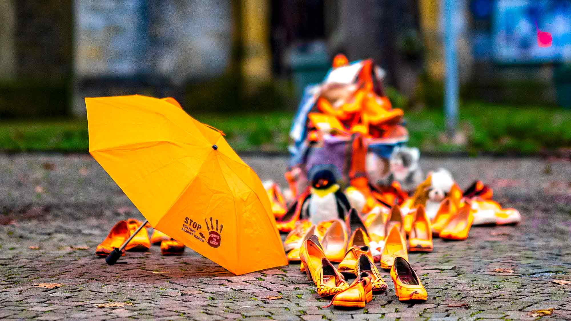 NOW Commons: Installation gegen Gewalt an Frauen, Martin Luther Kirche, Berliner Platz (HVP) Gütersloh