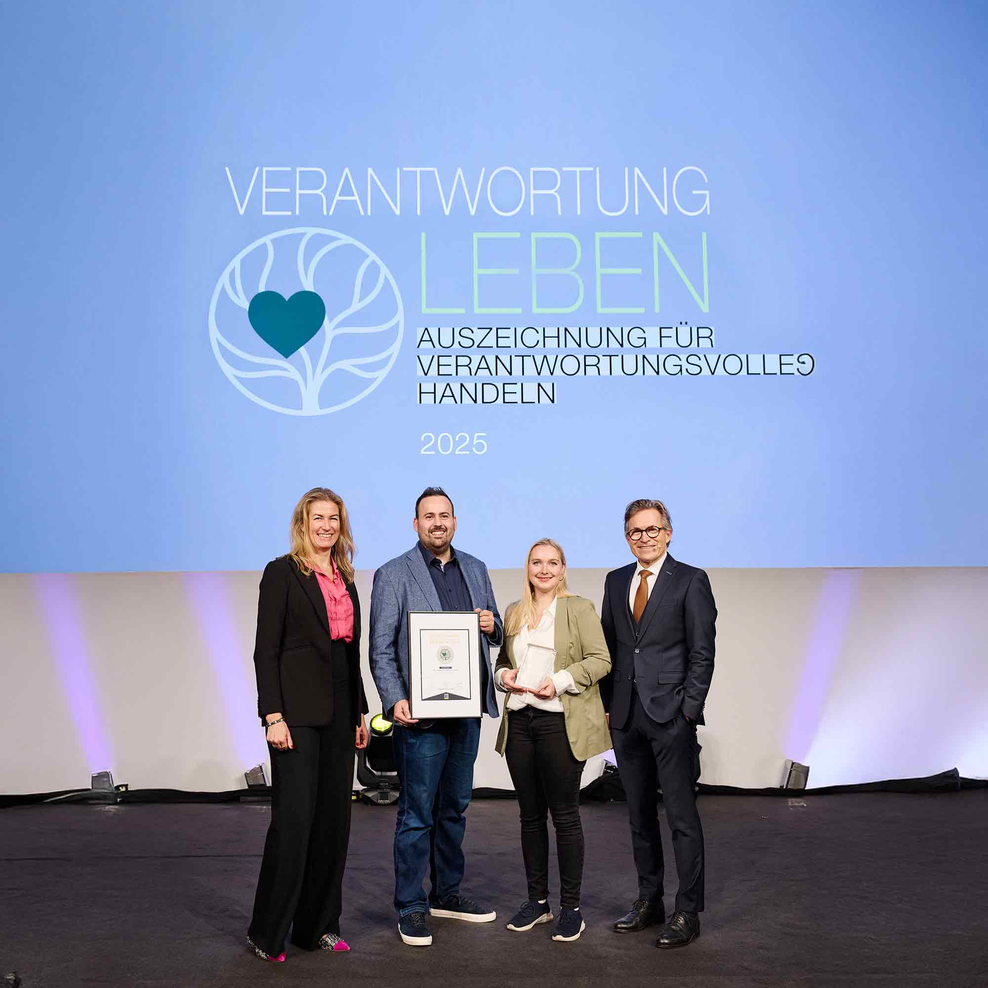 »Die große Baumpflanzaktion« überzeugt: EDEKA Weiss in Friedberg Stätzling erhält »Auszeichnung für verantwortungsvolles Handeln 2025« »Die große Baumpflanzaktion« überzeugt: EDEKA Weiss in Friedberg Stätzling erhält »Auszeichnung für verantwortungsvolles Handeln 2025«