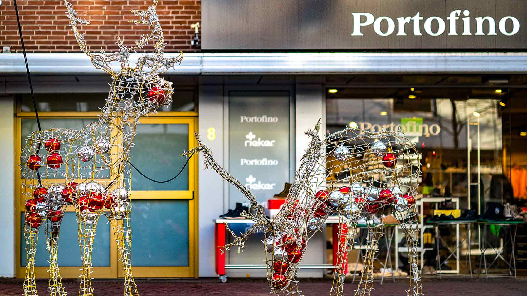 NOW Commons: Gütersloher Weihnachtsmarkt, zwei Rentiere in der Fußgängerzone Mittlere Berliner Straße, Höhe &raquo;Portofino&laquo;