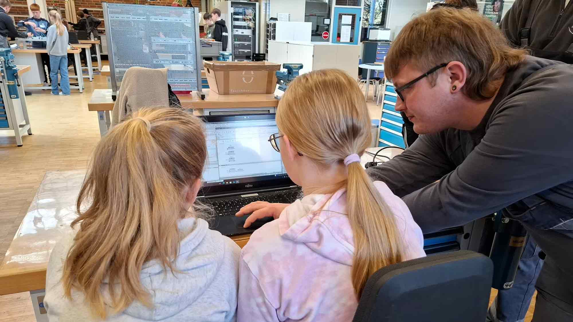 Westfalen Weser lädt 2026 erneut zum »Girls’Day« ein: In den Ausbildungswerkstätten wartet Technik zum Erleben Westfalen Weser lädt 2026 erneut zum »Girls’Day« ein: In den Ausbildungswerkstätten wartet Technik zum Erleben