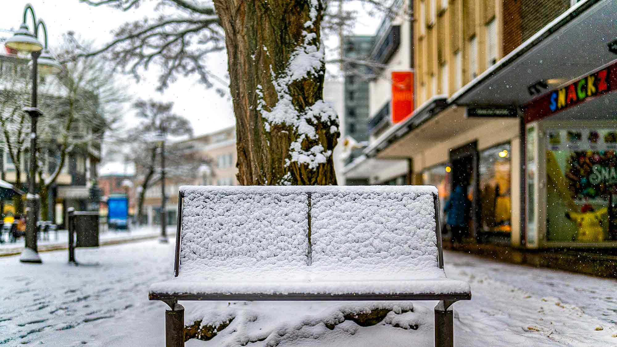 NOW Commons: Bank im Winter, Fußgängerzone Mittlere Berliner Straße Gütersloh