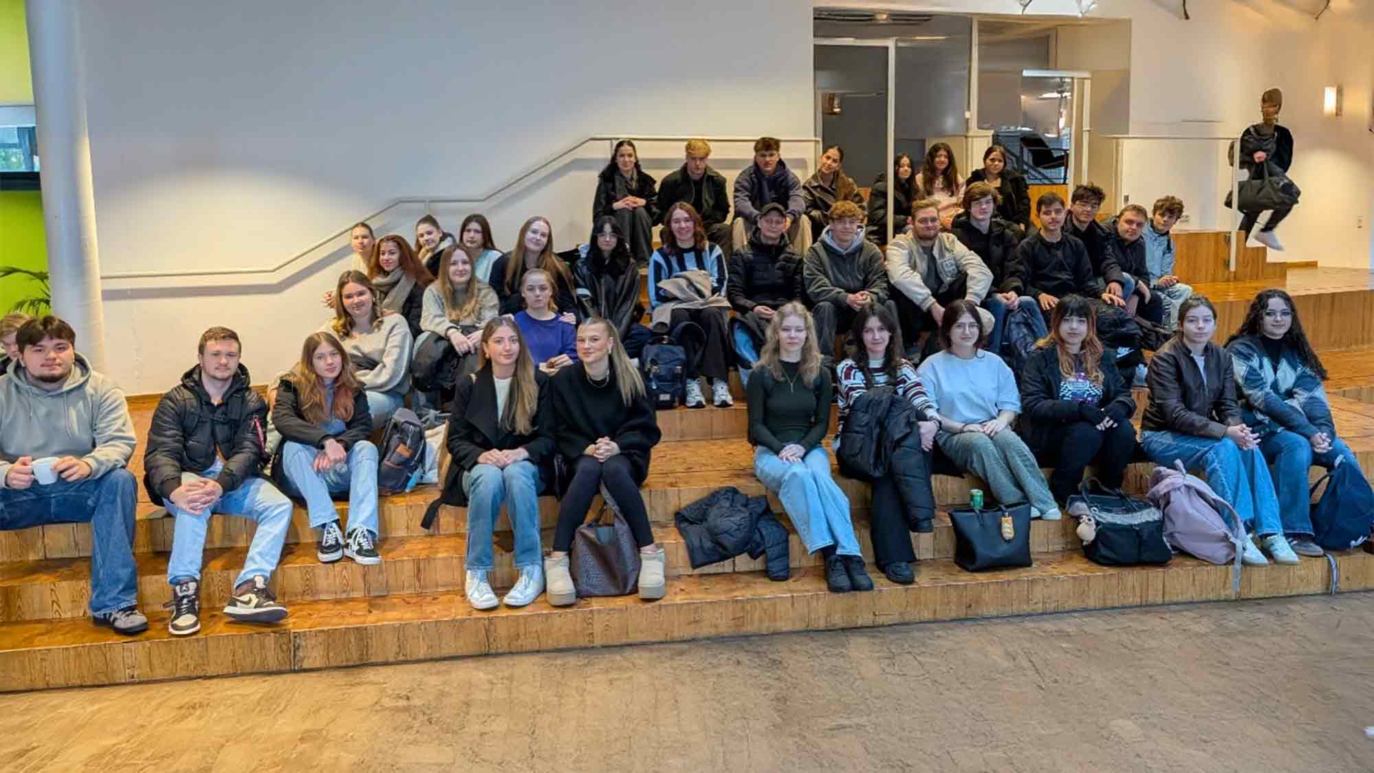 Anne Frank Gesamtschule (AFS) Gütersloh: Was kommt nach dem Abitur? Orientierung bei der Qual der Wahl Anne Frank Gesamtschule (AFS) Gütersloh: Was kommt nach dem Abitur? Orientierung bei der Qual der Wahl