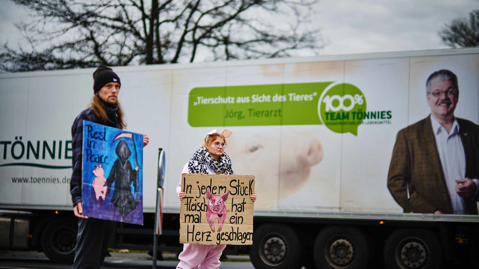 Valentinstags Mahnwache vor dem Schlachtbetrieb Tönnies in Rheda Wiedenbrück am Samstag, 14. Februar 2026 Valentinstags Mahnwache vor dem Schlachtbetrieb Tönnies in Rheda Wiedenbrück am Samstag, 14. Februar 2026
