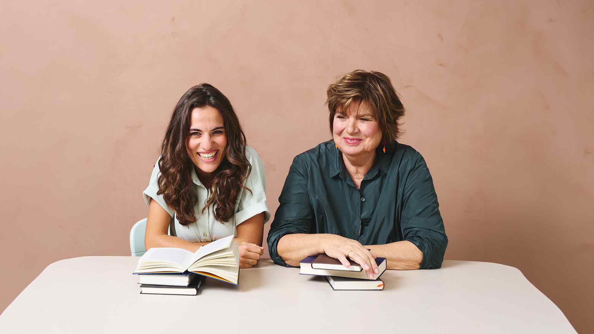 Kurhaus Bad Salzuflen: Mona Ameziane und Christine Westermann mit preisgekröntem Podcast »Zwei Seiten« auf Tour, 29. April 2026 Kurhaus Bad Salzuflen: Mona Ameziane und Christine Westermann mit preisgekröntem Podcast »Zwei Seiten« auf Tour, 29. April 2026
