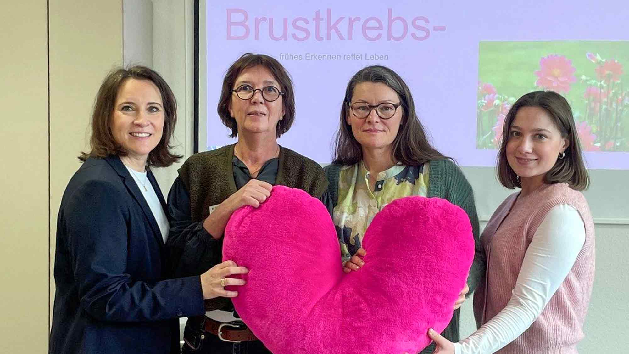 Hand an die Brust für mehr Sicherheit – Finanzamt lädt Brustzentrum Ostwestfalen zum Weltfrauentag ein Hand an die Brust für mehr Sicherheit – Finanzamt lädt Brustzentrum Ostwestfalen zum Weltfrauentag ein