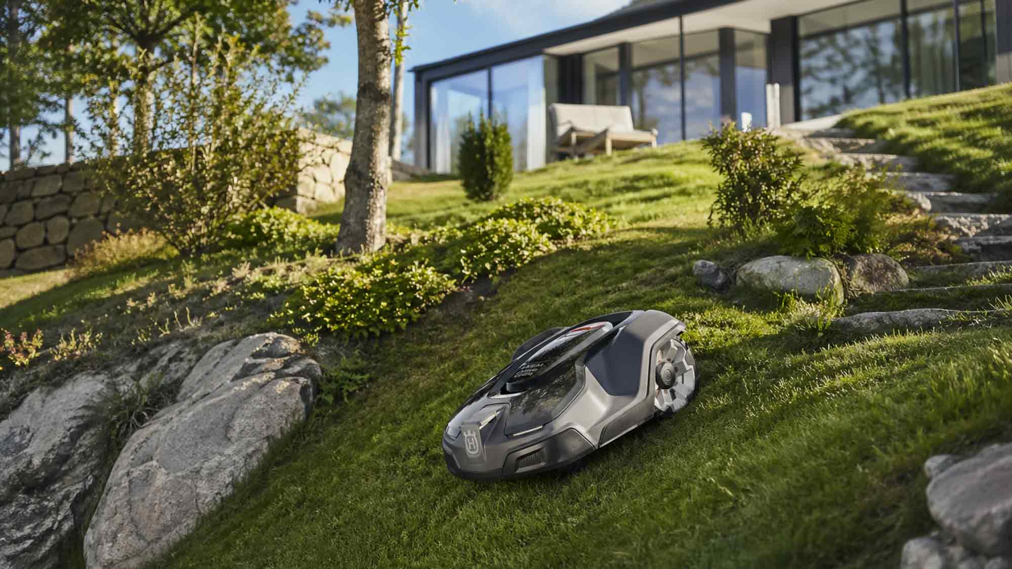 Wie lässt sich schwieriges Gelände im Garten effizient mähen? Ein Blick in die Zukunft der Rasenpflege