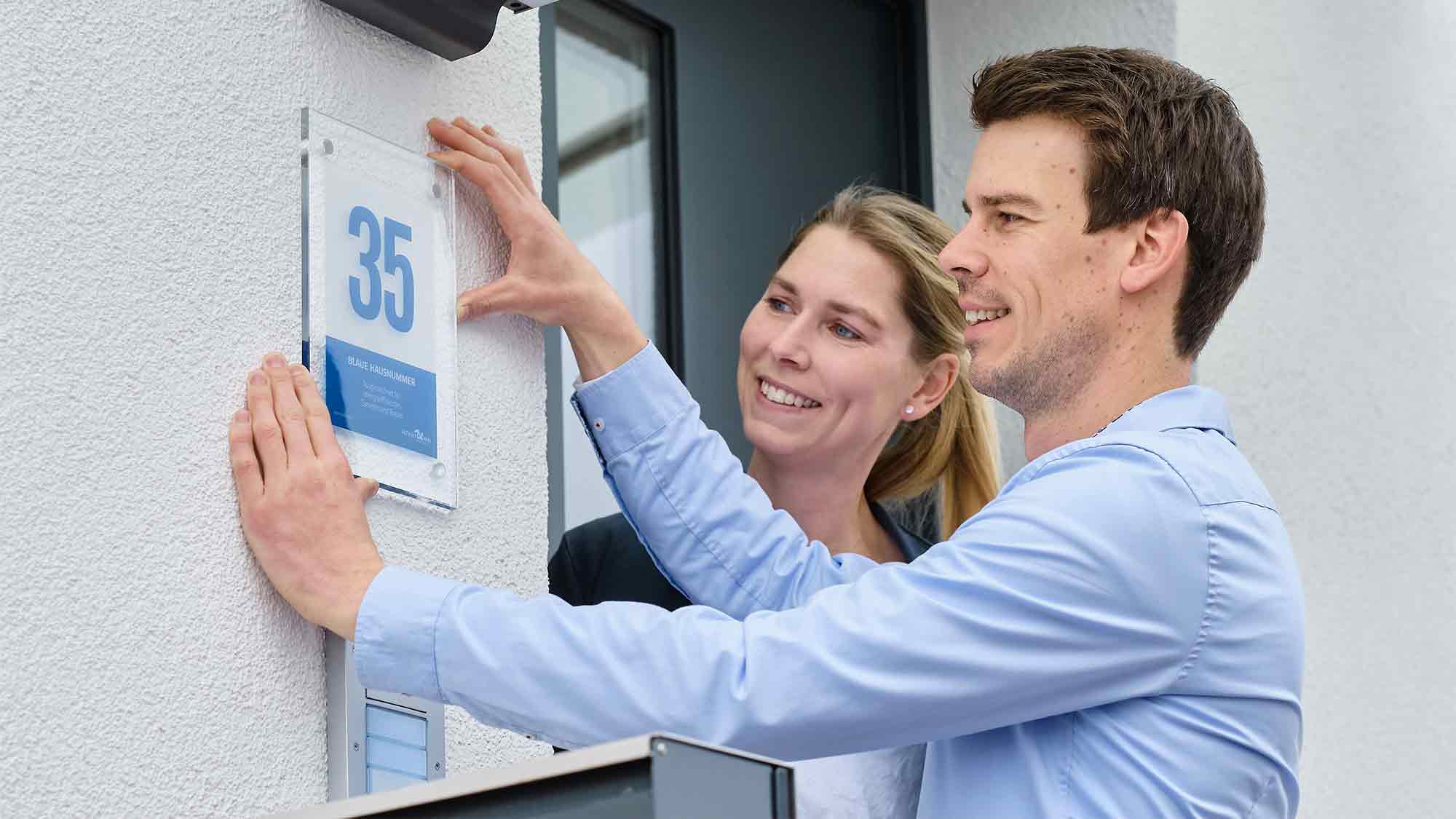 Bis zum 1. Juli 2026 können sich Hausbesitzer im Kreis Gütersloh noch für die »Blaue Hausnummer« bewerben Bis zum 1. Juli 2026 können sich Hausbesitzer im Kreis Gütersloh noch für die »Blaue Hausnummer« bewerben