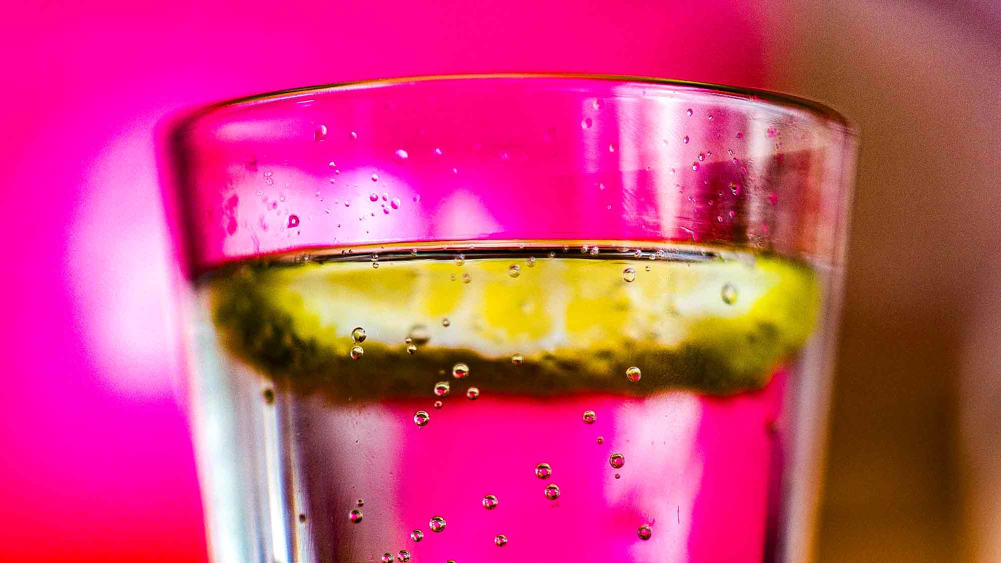 NOW Commons: Mineralwasser mit Zitrone … NOW Commons: Mineralwasser mit Zitrone …