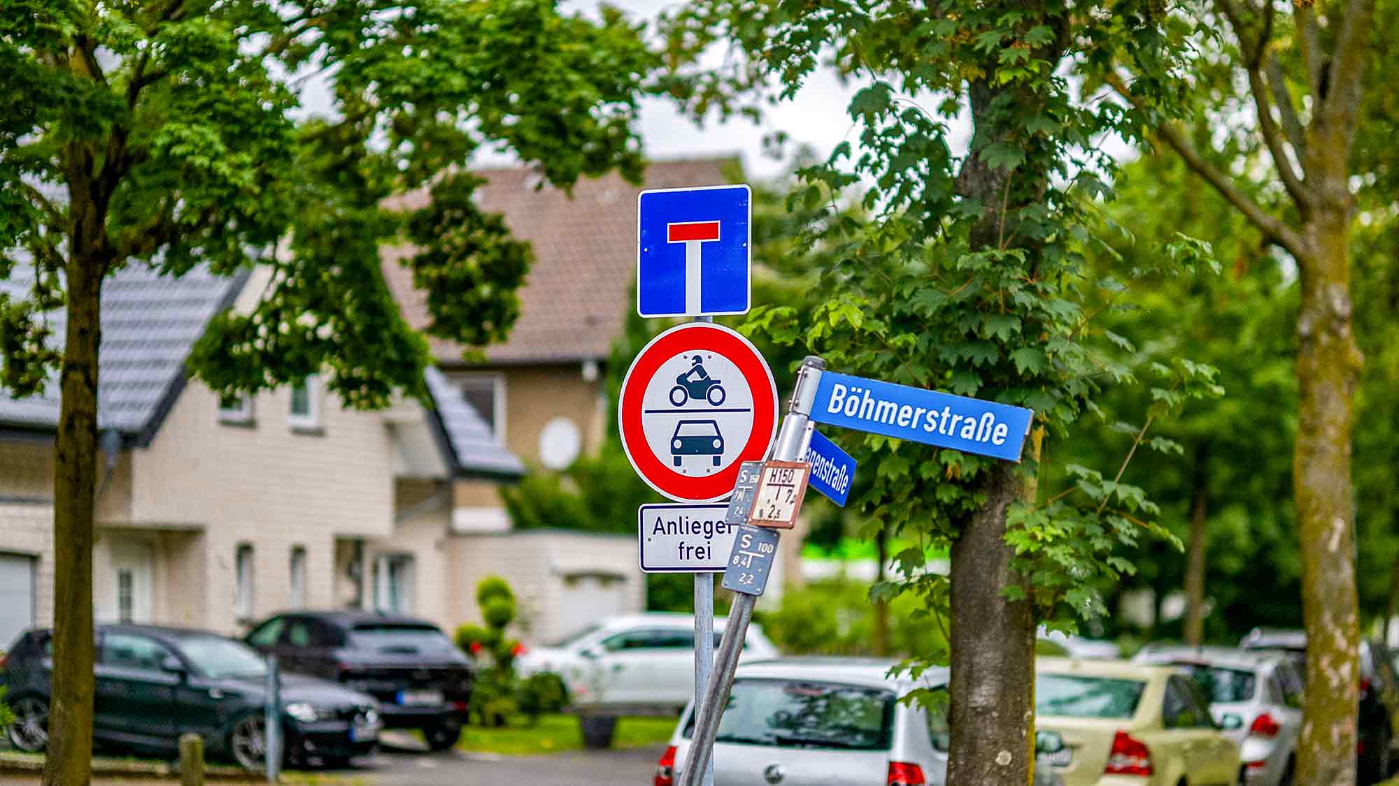 NOW Commons: Schiefes Schild (»Schischi«) in Gütersloh, dem Pisa von Ostwestfalen
