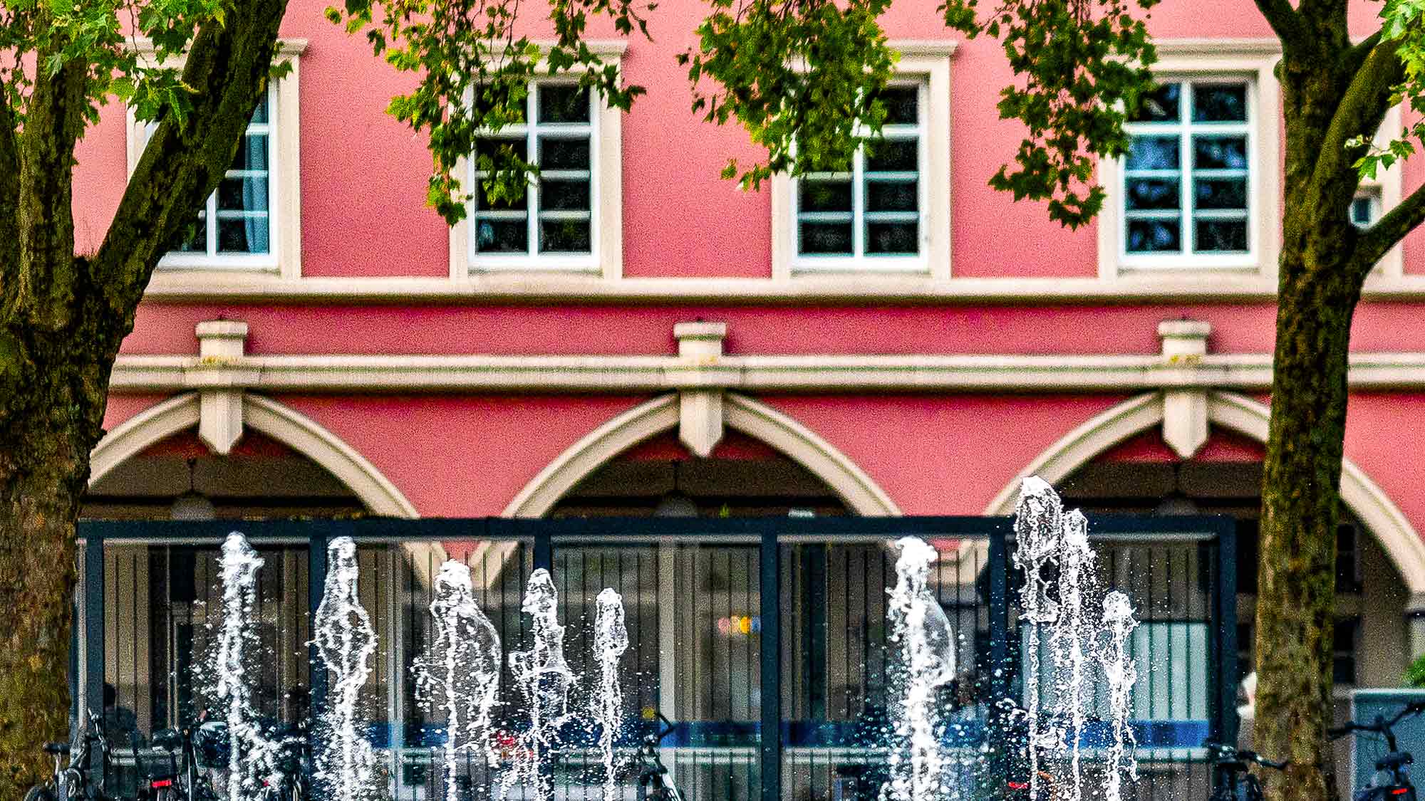 NOW Commons: Wasserspiel Konrad Adenauer Platz Gütersloh, im Hintergrund das Café Fritzenkötter … NOW Commons: Wasserspiel Konrad Adenauer Platz Gütersloh, im Hintergrund das Café Fritzenkötter …