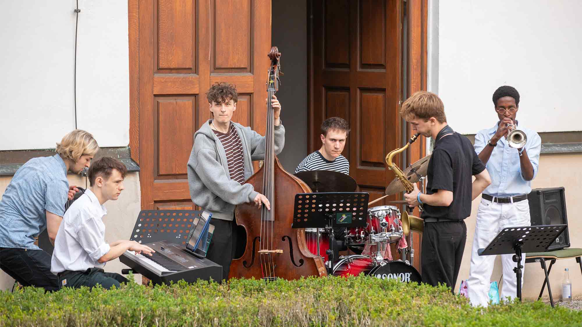Petrus meint es gut mit Kloster Irsee: Bürgerfest zum 45. Jubiläum findet unter wolkenlosem Himmel statt Petrus meint es gut mit Kloster Irsee: Bürgerfest zum 45. Jubiläum findet unter wolkenlosem Himmel statt