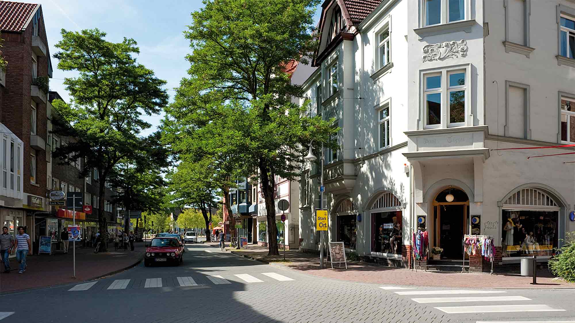 NOW Commons: Königstraße Gütersloh, Blick Richtung Dreiecksplatz (2009) NOW Commons: Königstraße Gütersloh, Blick Richtung Dreiecksplatz (2009)