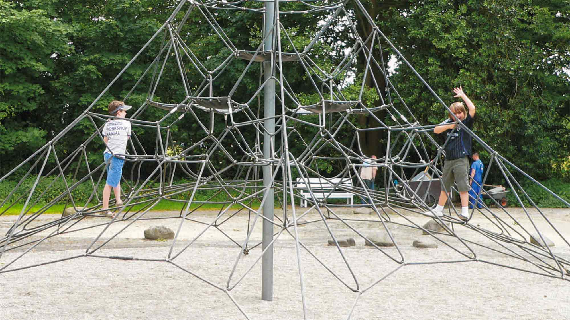 NOW Commons: Klettergerüst im Parkbad Gütersloh (2009) NOW Commons: Klettergerüst im Parkbad Gütersloh (2009)