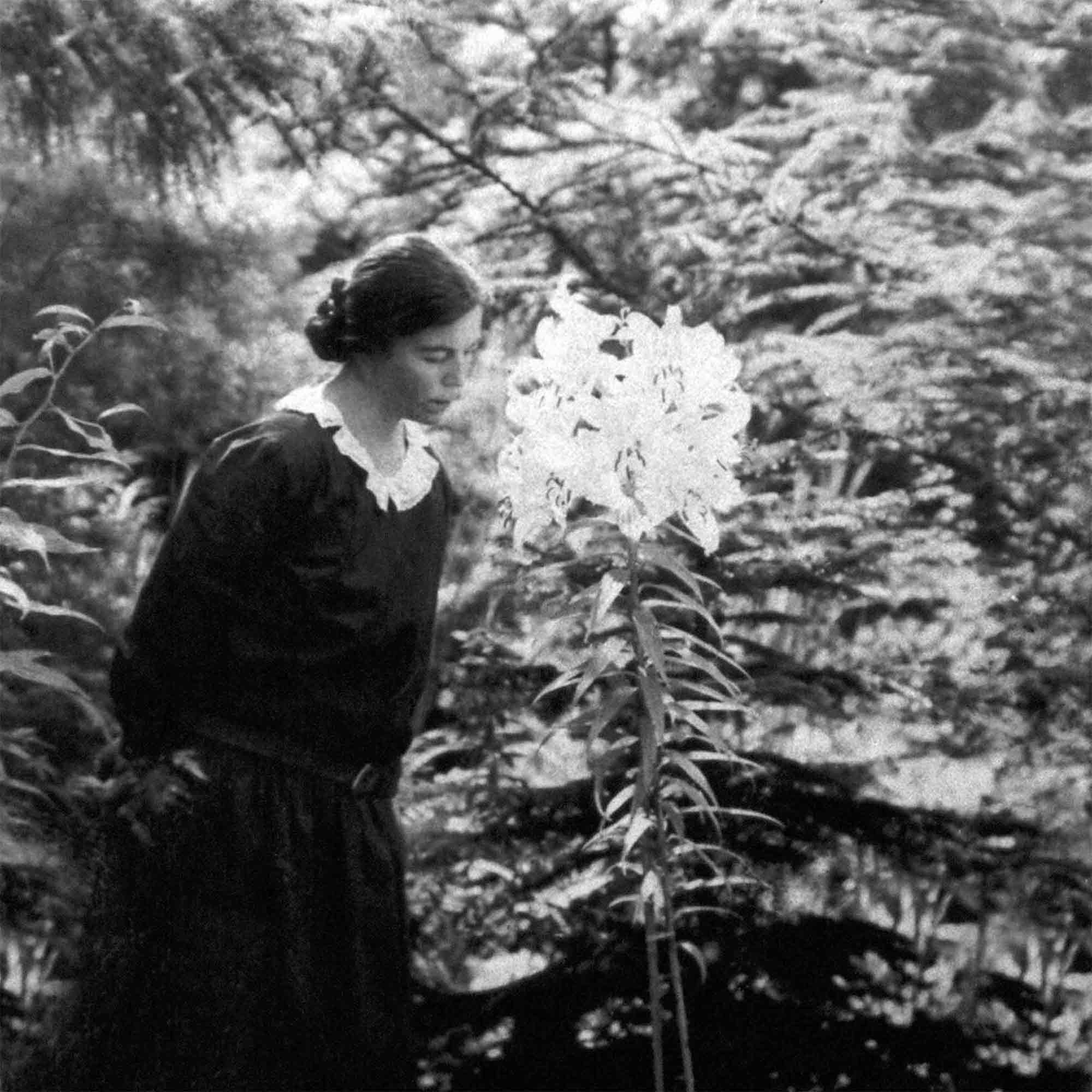 NOW Commons: Anna Rogge, Frau des Stadtgärtners, Botanischer Garten Gütersloh, 1929 NOW Commons: Anna Rogge, Frau des Stadtgärtners, Botanischer Garten Gütersloh, 1929