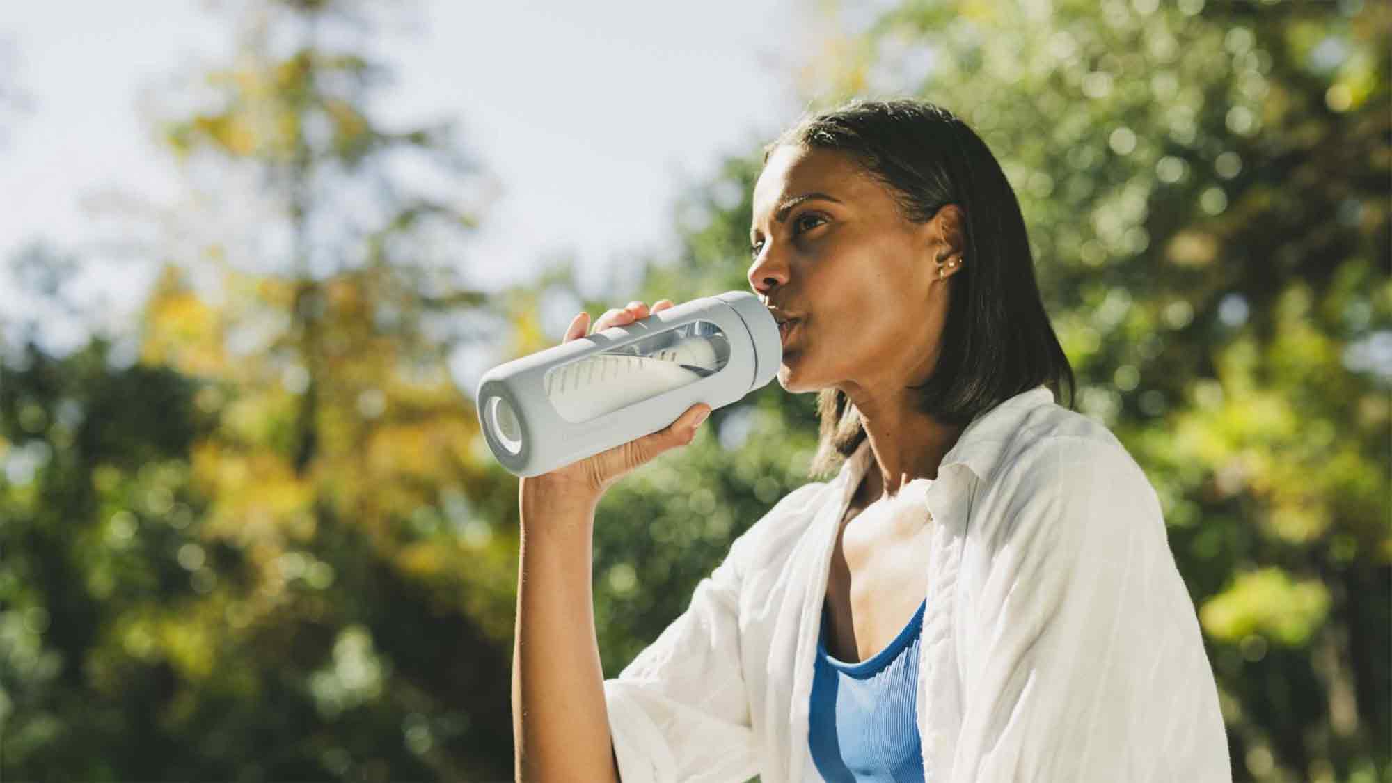 Schluss mit Einwegplastik: »LifeStraw Go Glass 600 Milliliter« bringt gefiltertes Trinkwasser aus der Glasflasche Schluss mit Einwegplastik: »LifeStraw Go Glass 600 Milliliter« bringt gefiltertes Trinkwasser aus der Glasflasche