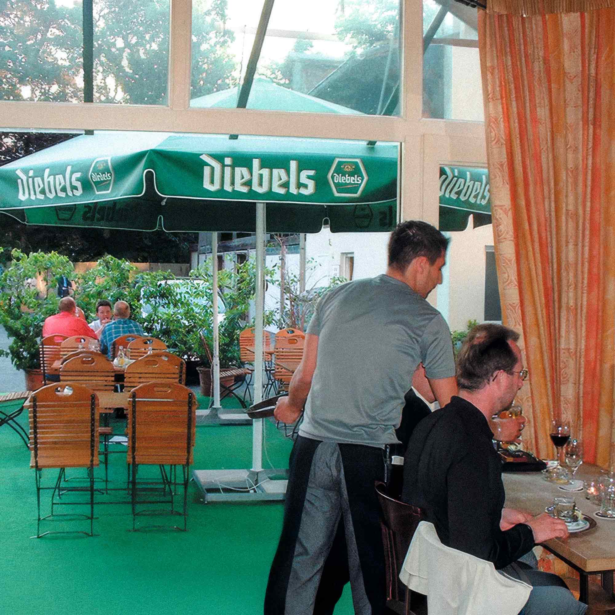 NOW Commons: Biergarten »Scheck in«, Fußgängerzone Mittlere Berliner Straße Gütersloh (2001) … NOW Commons: Biergarten »Scheck in«, Fußgängerzone Mittlere Berliner Straße Gütersloh (2001) …